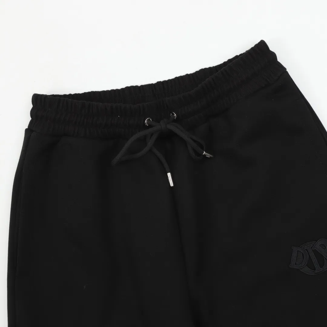 🅿️540 DIOR CD two-color patch embroidered fleece trousers. The original version is made of new fabrics, 420g cotton heavy fleece fabric, washed with heavy fleece feel. The upper body is fluffy, upright and soft, with the skin-friendly feel of wool. Washable, no lint. The new patch embroidery process consists of embroidering 4 letters and sewing the clothes on a flat car. Each letter is positioned to restore the original version. The ropes are custom-dyed according to the fabric color, the hardware is individually molded and made to order, and the pattern is loose. Size：S-L