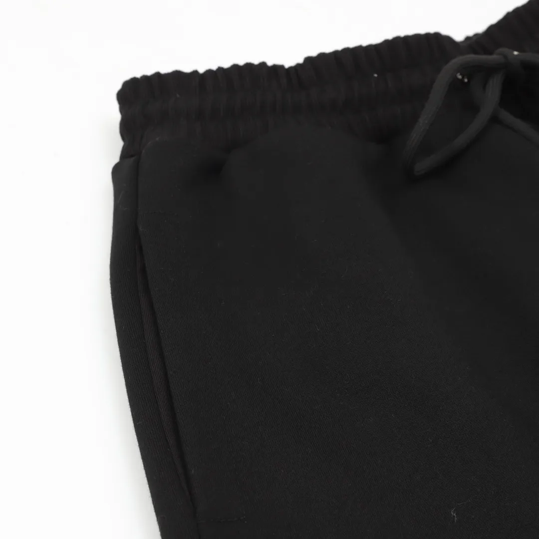 🅿️540 DIOR CD two-color patch embroidered fleece trousers. The original version is made of new fabrics, 420g cotton heavy fleece fabric, washed with heavy fleece feel. The upper body is fluffy, upright and soft, with the skin-friendly feel of wool. Washable, no lint. The new patch embroidery process consists of embroidering 4 letters and sewing the clothes on a flat car. Each letter is positioned to restore the original version. The ropes are custom-dyed according to the fabric color, the hardware is individually molded and made to order, and the pattern is loose. Size：S-L