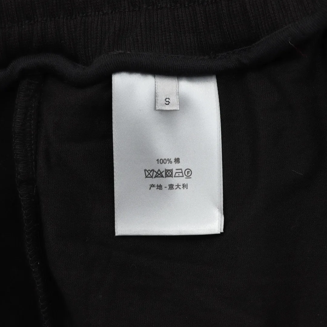 🅿️540 DIOR CD two-color patch embroidered fleece trousers. The original version is made of new fabrics, 420g cotton heavy fleece fabric, washed with heavy fleece feel. The upper body is fluffy, upright and soft, with the skin-friendly feel of wool. Washable, no lint. The new patch embroidery process consists of embroidering 4 letters and sewing the clothes on a flat car. Each letter is positioned to restore the original version. The ropes are custom-dyed according to the fabric color, the hardware is individually molded and made to order, and the pattern is loose. Size：S-L