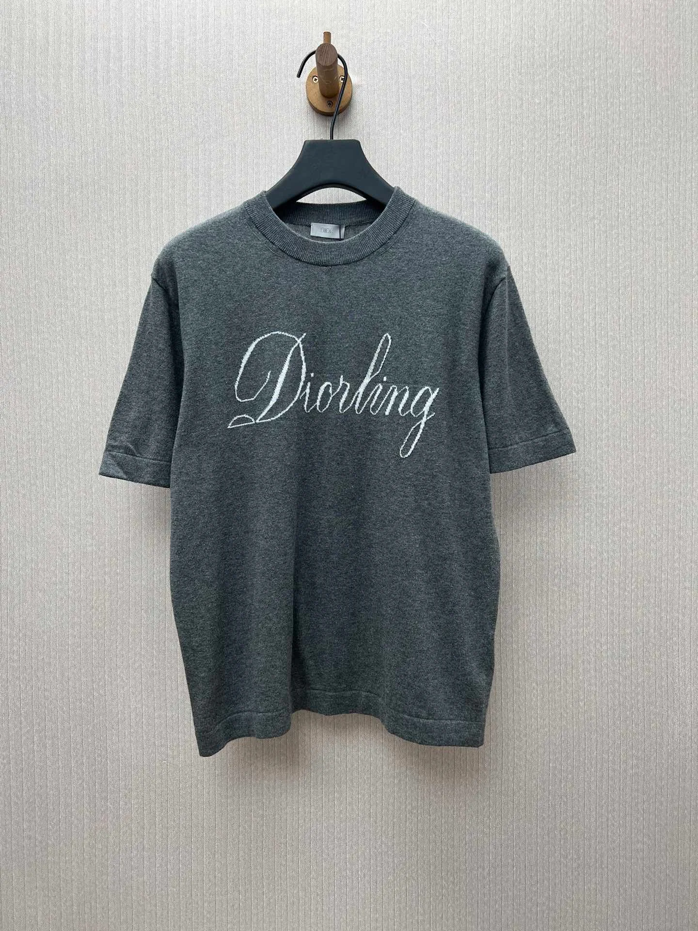 🅿️370 Dior 25ss new T-shirt is a new product of the 2025 winter men's wear series. It is decorated with an intarsia woven Dior love logo inspired by the Dior archives, paying tribute to Dior's heritage. Crafted from gray sheep's wool-blend jersey and finished with a ribbed crew neck. The casual cut can be worn with sports pants for a casual and stylish look. Size: S.M.L.XL.