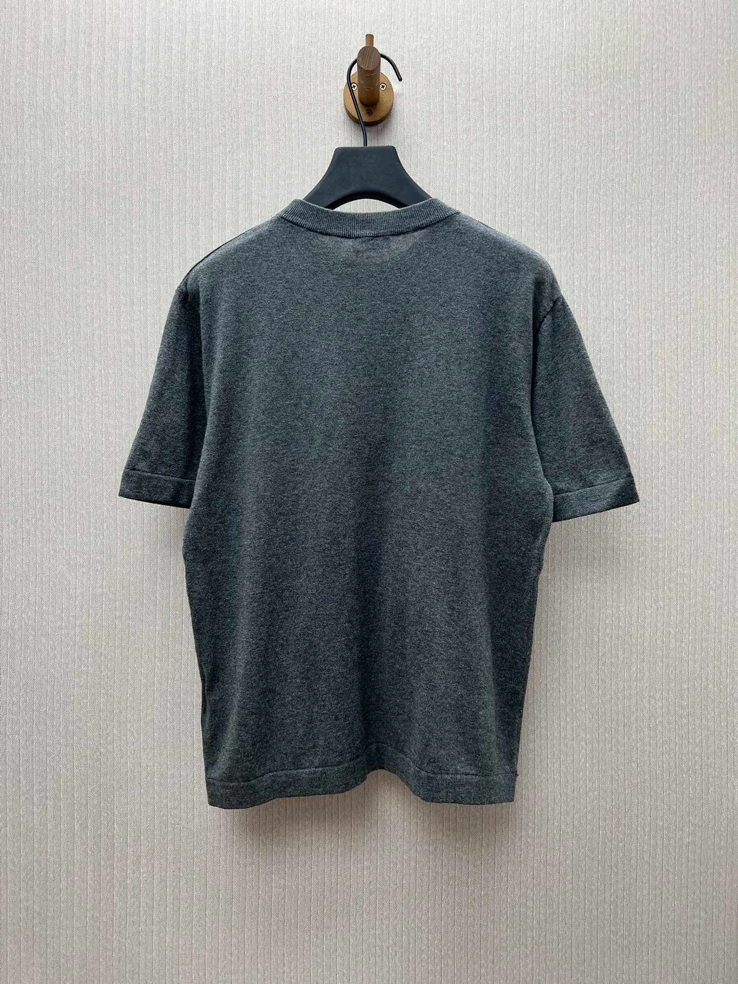 🅿️370 Dior 25ss new T-shirt is a new product of the 2025 winter men's wear series. It is decorated with an intarsia woven Dior love logo inspired by the Dior archives, paying tribute to Dior's heritage. Crafted from gray sheep's wool-blend jersey and finished with a ribbed crew neck. The casual cut can be worn with sports pants for a casual and stylish look. Size: S.M.L.XL.