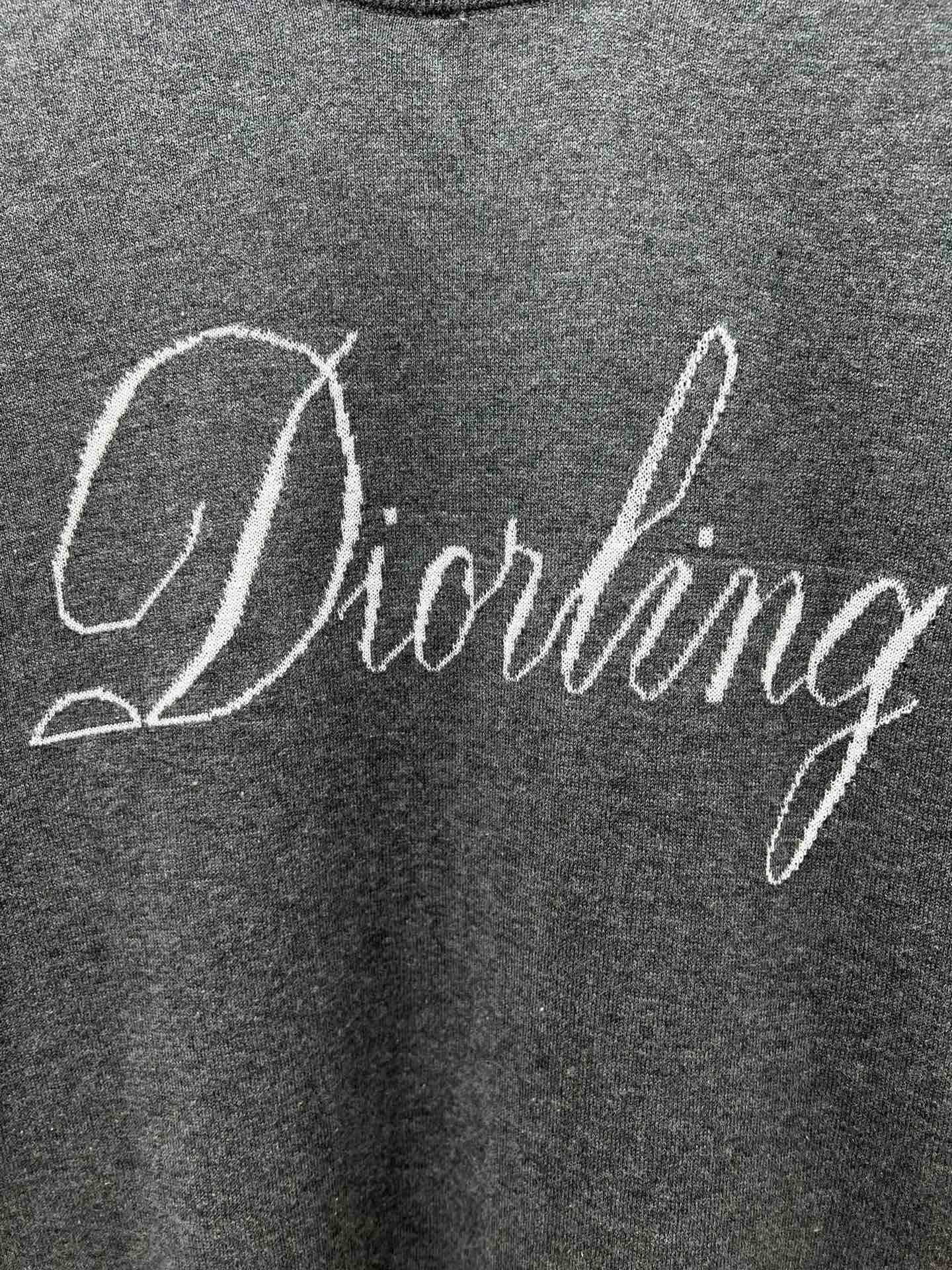 🅿️370 Dior 25ss new T-shirt is a new product of the 2025 winter men's wear series. It is decorated with an intarsia woven Dior love logo inspired by the Dior archives, paying tribute to Dior's heritage. Crafted from gray sheep's wool-blend jersey and finished with a ribbed crew neck. The casual cut can be worn with sports pants for a casual and stylish look. Size: S.M.L.XL.