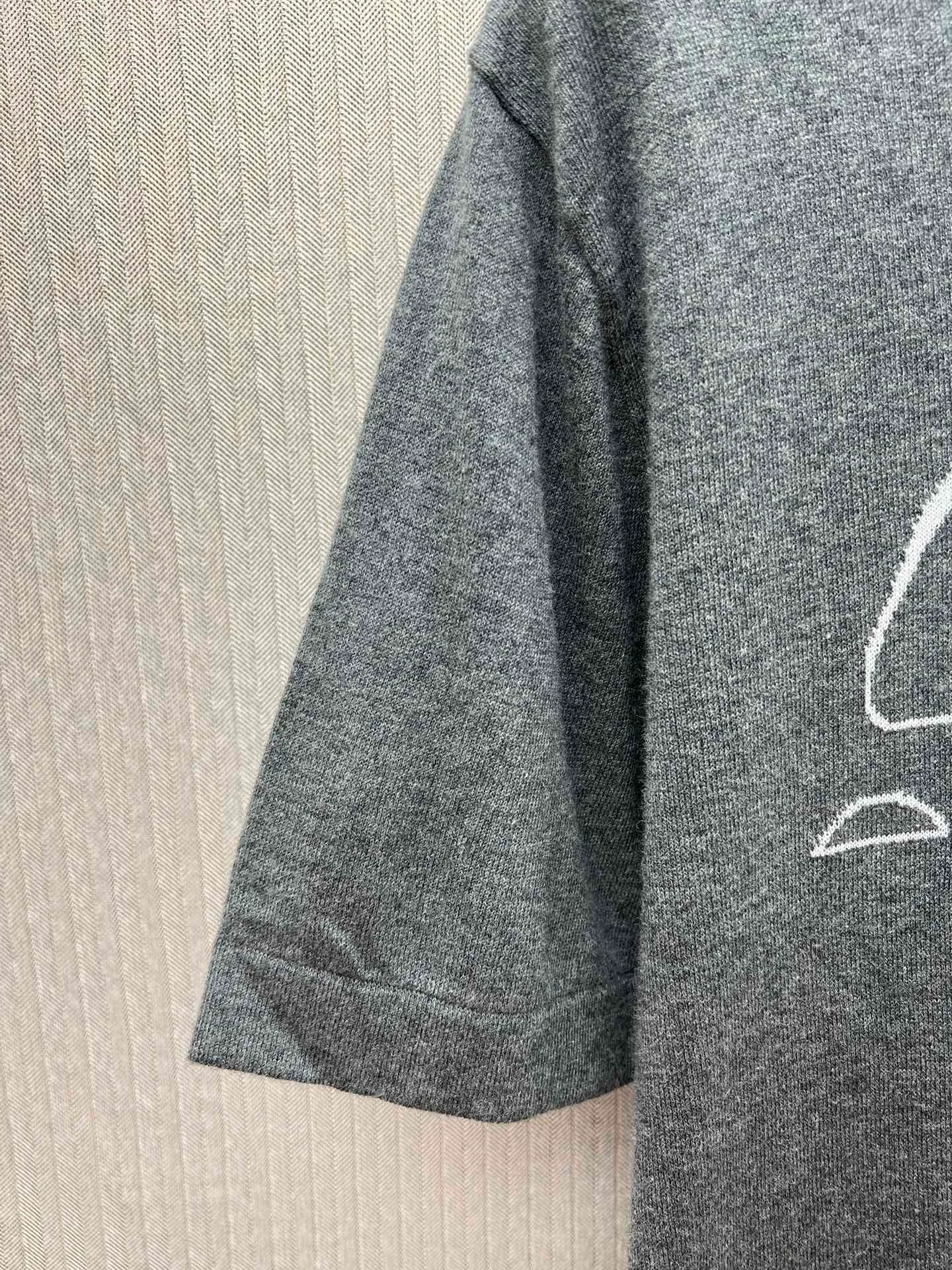 🅿️370 Dior 25ss new T-shirt is a new product of the 2025 winter men's wear series. It is decorated with an intarsia woven Dior love logo inspired by the Dior archives, paying tribute to Dior's heritage. Crafted from gray sheep's wool-blend jersey and finished with a ribbed crew neck. The casual cut can be worn with sports pants for a casual and stylish look. Size: S.M.L.XL.