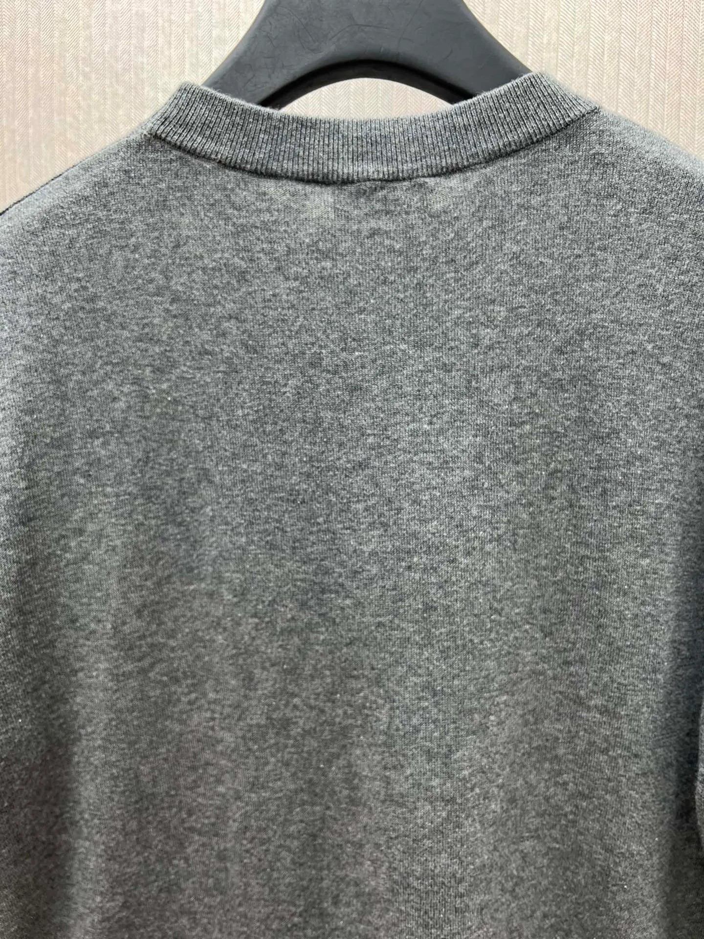 🅿️370 Dior 25ss new T-shirt is a new product of the 2025 winter men's wear series. It is decorated with an intarsia woven Dior love logo inspired by the Dior archives, paying tribute to Dior's heritage. Crafted from gray sheep's wool-blend jersey and finished with a ribbed crew neck. The casual cut can be worn with sports pants for a casual and stylish look. Size: S.M.L.XL.