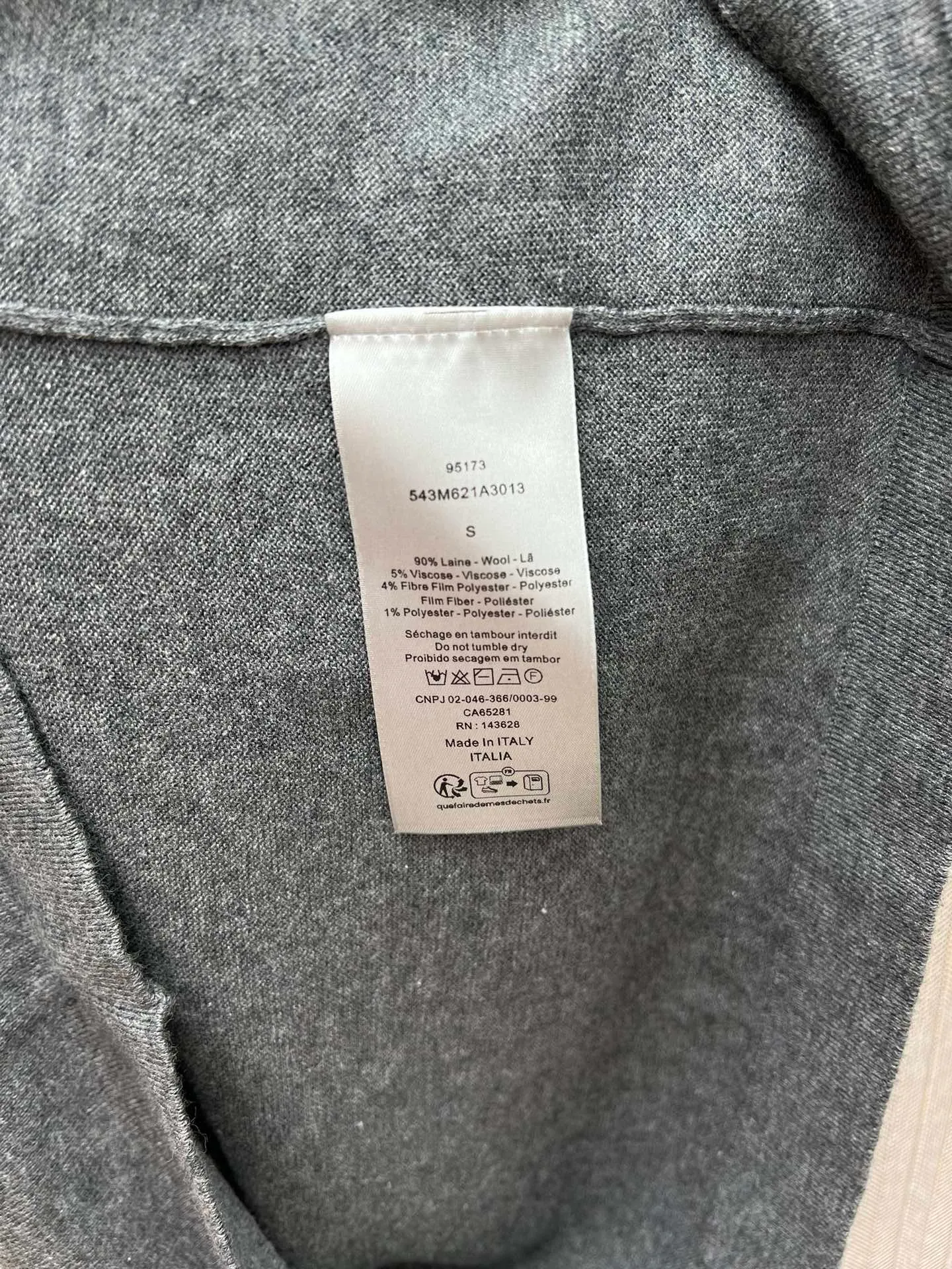 🅿️370 Dior 25ss new T-shirt is a new product of the 2025 winter men's wear series. It is decorated with an intarsia woven Dior love logo inspired by the Dior archives, paying tribute to Dior's heritage. Crafted from gray sheep's wool-blend jersey and finished with a ribbed crew neck. The casual cut can be worn with sports pants for a casual and stylish look. Size: S.M.L.XL.