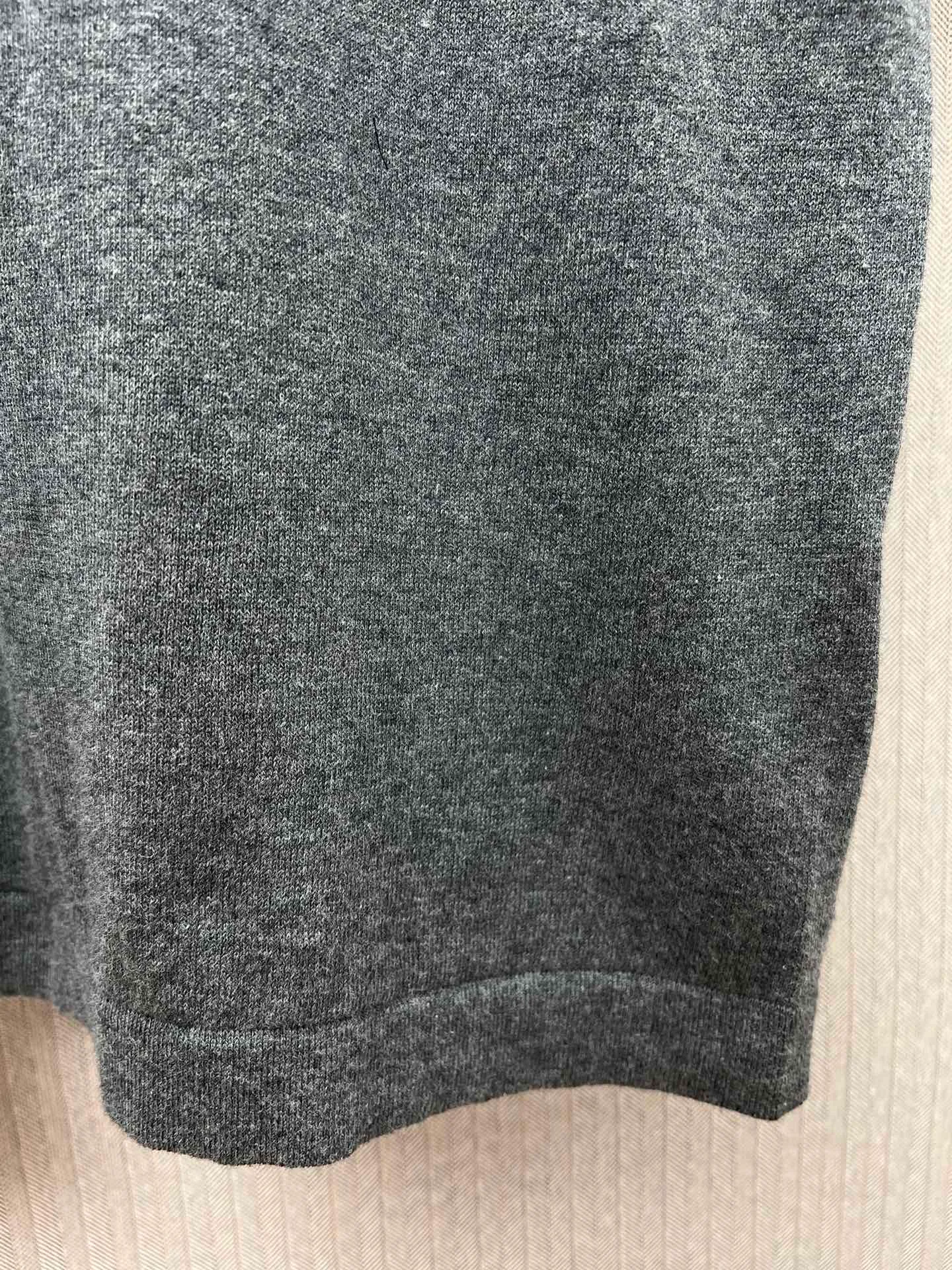 🅿️370 Dior 25ss new T-shirt is a new product of the 2025 winter men's wear series. It is decorated with an intarsia woven Dior love logo inspired by the Dior archives, paying tribute to Dior's heritage. Crafted from gray sheep's wool-blend jersey and finished with a ribbed crew neck. The casual cut can be worn with sports pants for a casual and stylish look. Size: S.M.L.XL.