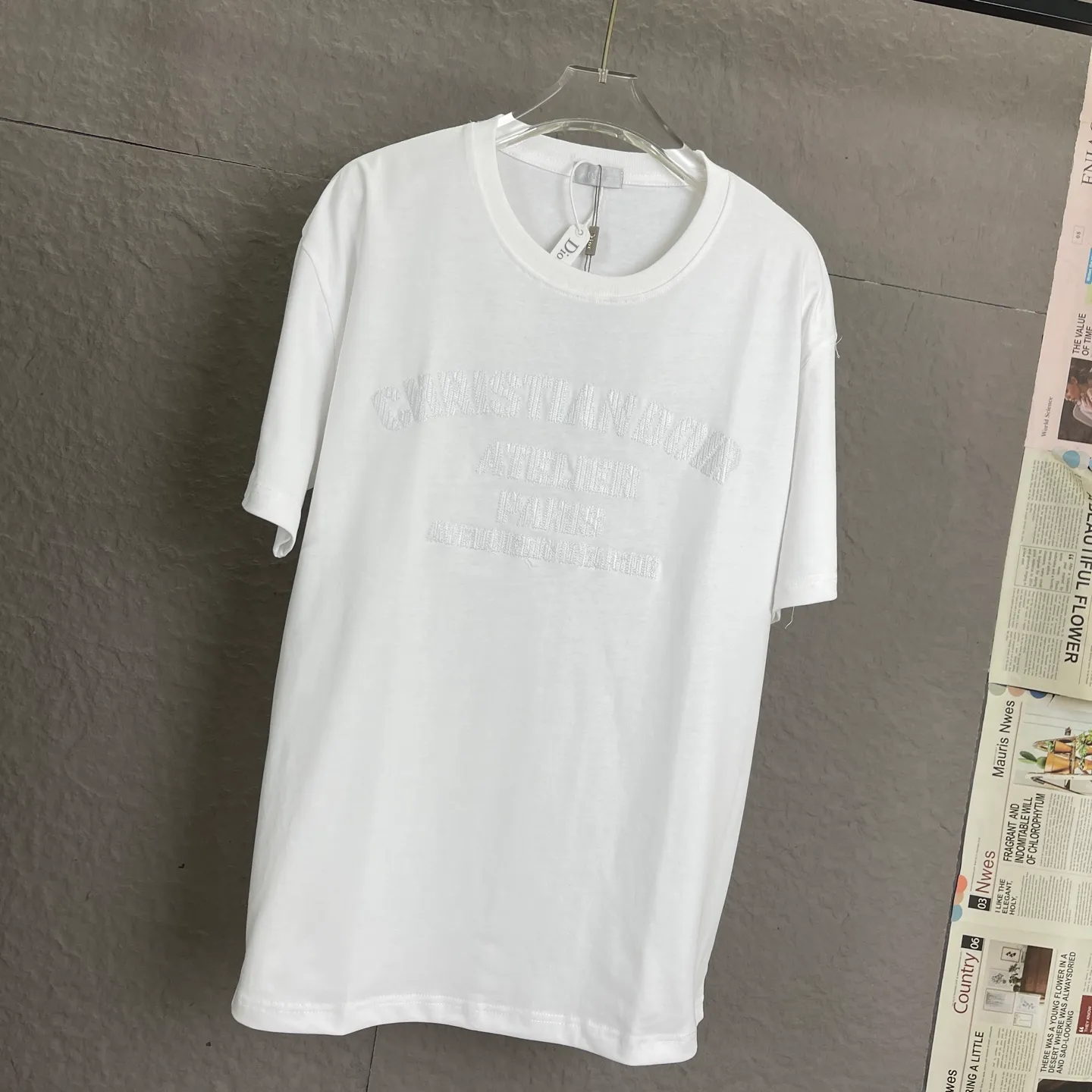 🅿️180 /A86 DIOR Dior Fabric upgrade 280 high gram weight High-end three-dimensional embroidery technology Exclusive new original order Same style for men and women Casual loose-fitting short sleeves High-end customization High version Fashionable and versatile imported fabrics Super soft and delicate feel Skin-friendly and comfortable to wear High-end boutique High-temperature washing process to ensure no deformation or shrinkage, summer wear, a comfortable and beautiful value! A must-have item for beauty and aging! The surface is ultra-fine and smooth, uniform, delicate and soft. It is comfortable to wear and can easily create a cool summer feel. It is easy to handle on the upper body and becomes the focus of the street in minutes. Size: XS-L Color: black and white