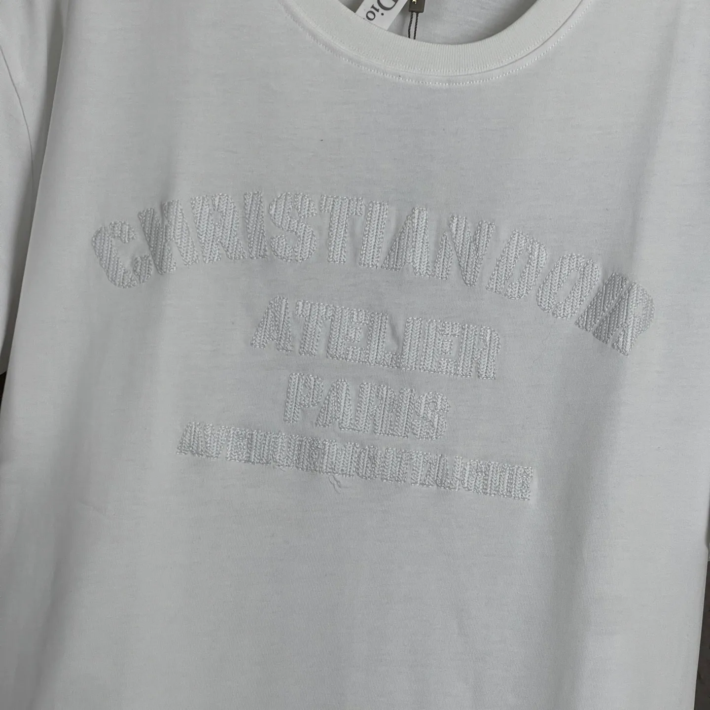 🅿️180 /A86 DIOR Dior Fabric upgrade 280 high gram weight High-end three-dimensional embroidery technology Exclusive new original order Same style for men and women Casual loose-fitting short sleeves High-end customization High version Fashionable and versatile imported fabrics Super soft and delicate feel Skin-friendly and comfortable to wear High-end boutique High-temperature washing process to ensure no deformation or shrinkage, summer wear, a comfortable and beautiful value! A must-have item for beauty and aging! The surface is ultra-fine and smooth, uniform, delicate and soft. It is comfortable to wear and can easily create a cool summer feel. It is easy to handle on the upper body and becomes the focus of the street in minutes. Size: XS-L Color: black and white