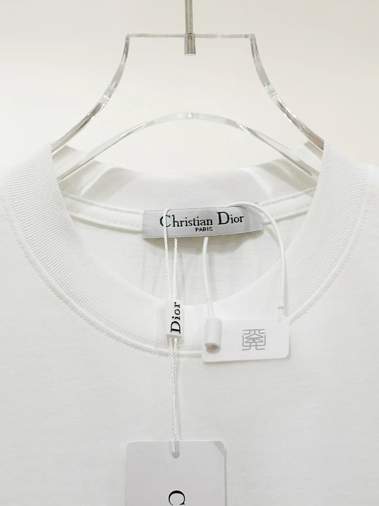 🅿️190 [Higher version] Dior Dior micro wide version 25ss new exclusive limited edition chest, three-dimensional embroidered patch letters🪡 embroidery pattern and embroidered logo in English on the back panel, and embroidered bee logo on the front and side. As the leader in the luxury world, d house is well-deserved. The first thing that catches the eye is the loose and comfortable black and white solid color styles~~ The ribbed round collar has become the best modification of its version, while d house has the upper body logo listed on the chest, and the unique letter logo patch embroidery design highlights the texture! The most traditional modification method combined with the simplest color scale contrast forms the strongest and direct contrast, and this is often the most concise and clear minimalist modification method~~A nostalgic classic atmosphere also spreads in this work inadvertently! Salute to a historic year! Coupled with the blessing of 320 grams of cotton material, both the upper body comfort and the existence are unparalleled. It can be said to be a must-have companion in summer. The excellent breathability and comfortable wearing feeling are unparalleled~ Recommended! ! Color: black and white, two colors Size: s-xL