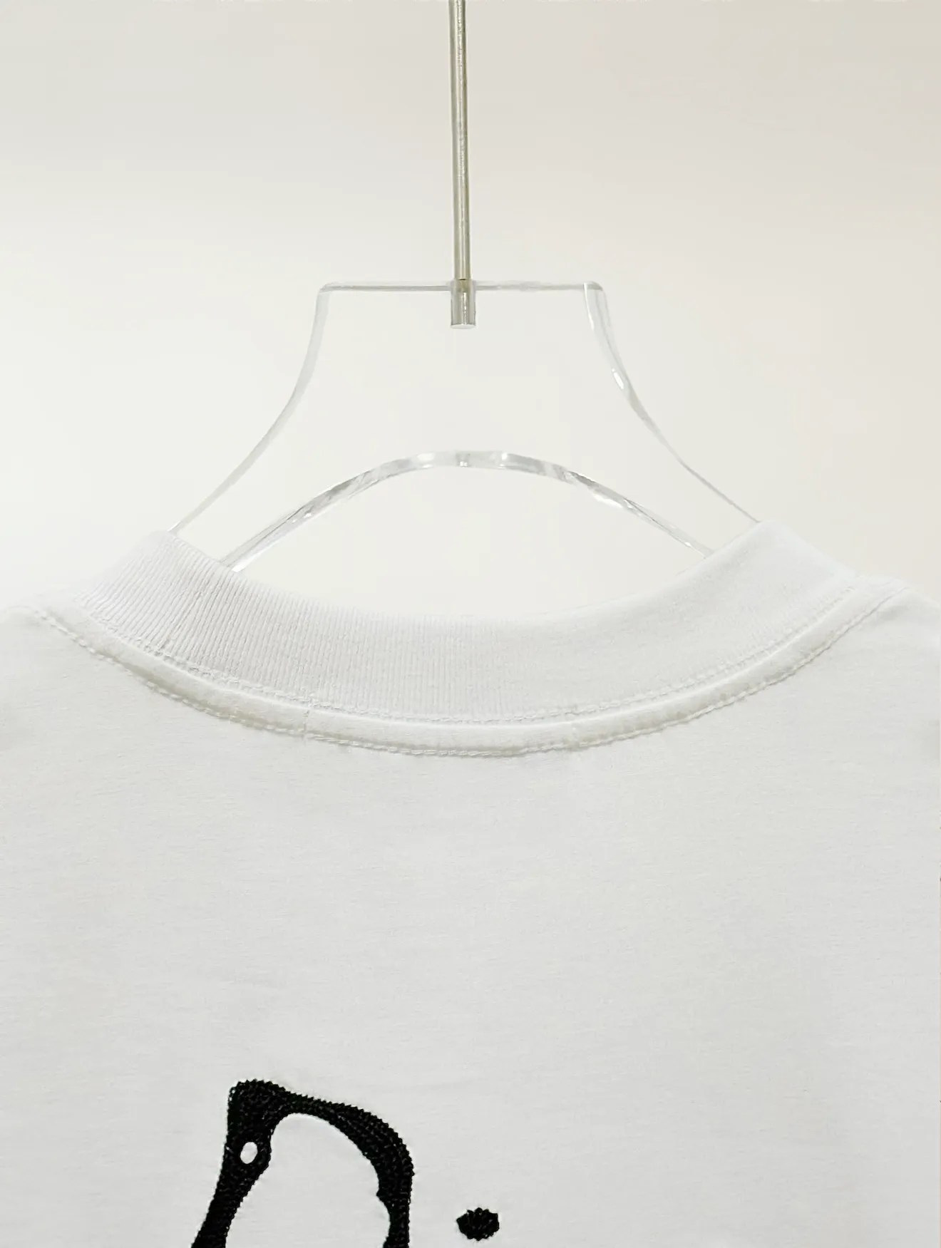 🅿️190 [Higher version] Dior Dior micro wide version 25ss new exclusive limited edition chest, three-dimensional embroidered patch letters🪡 embroidery pattern and embroidered logo in English on the back panel, and embroidered bee logo on the front and side. As the leader in the luxury world, d house is well-deserved. The first thing that catches the eye is the loose and comfortable black and white solid color styles~~ The ribbed round collar has become the best modification of its version, while d house has the upper body logo listed on the chest, and the unique letter logo patch embroidery design highlights the texture! The most traditional modification method combined with the simplest color scale contrast forms the strongest and direct contrast, and this is often the most concise and clear minimalist modification method~~A nostalgic classic atmosphere also spreads in this work inadvertently! Salute to a historic year! Coupled with the blessing of 320 grams of cotton material, both the upper body comfort and the existence are unparalleled. It can be said to be a must-have companion in summer. The excellent breathability and comfortable wearing feeling are unparalleled~ Recommended! ! Color: black and white, two colors Size: s-xL