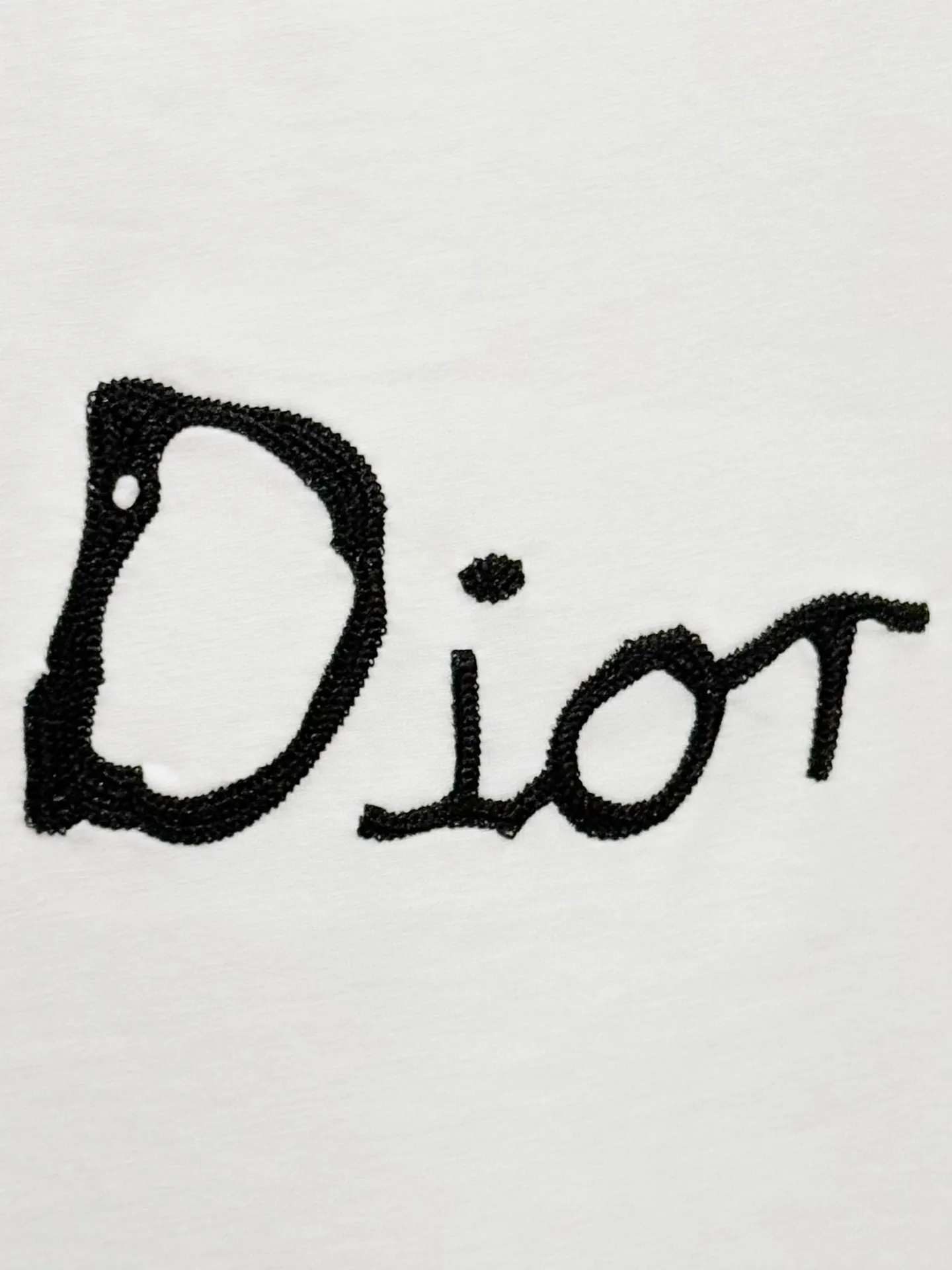 🅿️190 [Higher version] Dior Dior micro wide version 25ss new exclusive limited edition chest, three-dimensional embroidered patch letters🪡 embroidery pattern and embroidered logo in English on the back panel, and embroidered bee logo on the front and side. As the leader in the luxury world, d house is well-deserved. The first thing that catches the eye is the loose and comfortable black and white solid color styles~~ The ribbed round collar has become the best modification of its version, while d house has the upper body logo listed on the chest, and the unique letter logo patch embroidery design highlights the texture! The most traditional modification method combined with the simplest color scale contrast forms the strongest and direct contrast, and this is often the most concise and clear minimalist modification method~~A nostalgic classic atmosphere also spreads in this work inadvertently! Salute to a historic year! Coupled with the blessing of 320 grams of cotton material, both the upper body comfort and the existence are unparalleled. It can be said to be a must-have companion in summer. The excellent breathability and comfortable wearing feeling are unparalleled~ Recommended! ! Color: black and white, two colors Size: s-xL