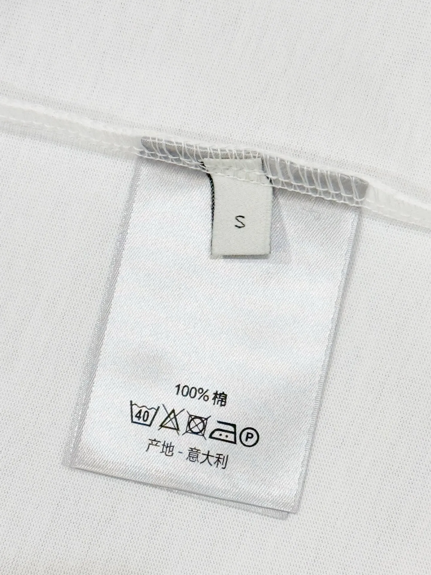 🅿️190 [Higher version] Dior Dior micro wide version 25ss new exclusive limited edition chest, three-dimensional embroidered patch letters🪡 embroidery pattern and embroidered logo in English on the back panel, and embroidered bee logo on the front and side. As the leader in the luxury world, d house is well-deserved. The first thing that catches the eye is the loose and comfortable black and white solid color styles~~ The ribbed round collar has become the best modification of its version, while d house has the upper body logo listed on the chest, and the unique letter logo patch embroidery design highlights the texture! The most traditional modification method combined with the simplest color scale contrast forms the strongest and direct contrast, and this is often the most concise and clear minimalist modification method~~A nostalgic classic atmosphere also spreads in this work inadvertently! Salute to a historic year! Coupled with the blessing of 320 grams of cotton material, both the upper body comfort and the existence are unparalleled. It can be said to be a must-have companion in summer. The excellent breathability and comfortable wearing feeling are unparalleled~ Recommended! ! Color: black and white, two colors Size: s-xL