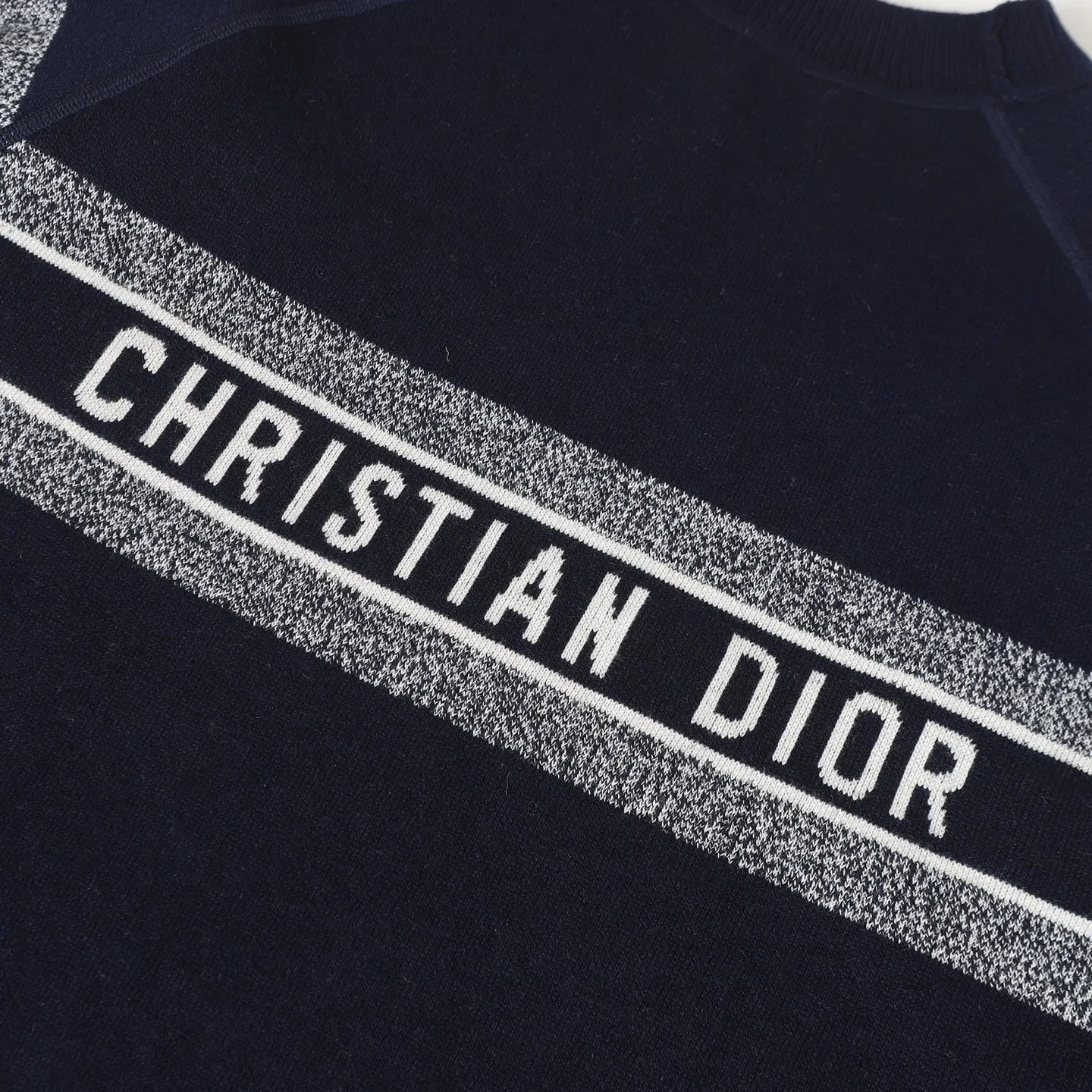 🅿️520 DIOR/Dior 25FW presbyopic reversible cashmere crew neck sweater. The fabric is made of top-quality cashmere yarn. The new autumn and winter Oblique jacquard knitted cashmere sweater adopts a reversible design and is made of high-quality cashmere material. After fine weaving process, it presents a soft and comfortable touch and excellent thermal insulation performance. The iconic Oblique jacquard pattern is perfectly presented through precision knitting technology. It can be worn on both sides, showing different style charms. The round neck design is simple and elegant, suitable for various matching occasions. Exquisite knitting technology ensures that the clothes are not easily deformed and remain crisp and long-lasting. The double-sided design concept reflects DIOR's perfect balance of practicality and fashion. Each sweater undergoes strict quality inspection to ensure that the quality meets the brand's consistently high standards. This knitted item combines warmth and style, making it an exquisite addition to your autumn and winter wardrobe. Size:S/M/L