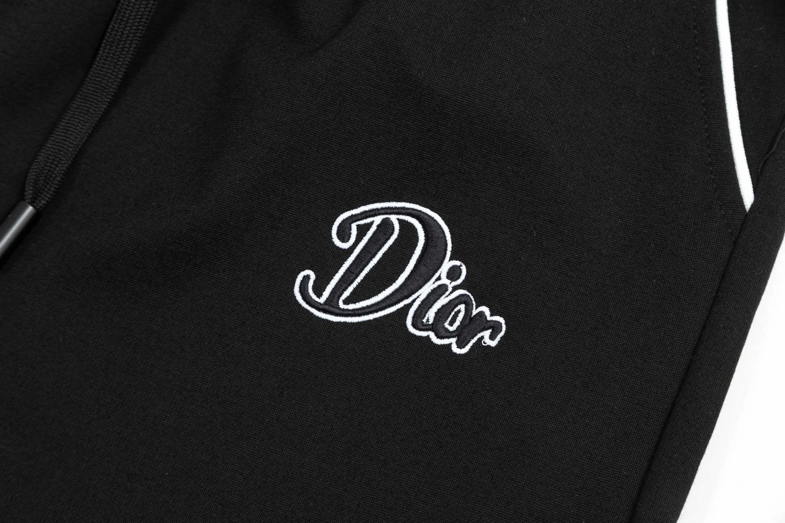 🅿️190 2025 Dior Dior new knitted shorts, customized fabric, knitted with knitted logo printed on it. The version is tight and three-dimensional, with straight stripe splicing. The customized trouser cord hardware has strong texture and smoothness. The upper body is comfortable and breathable. It has a concave and convex three-dimensional feel. It is suitable for fashionable and casual wear. Color: Black-White Size: M-4XL