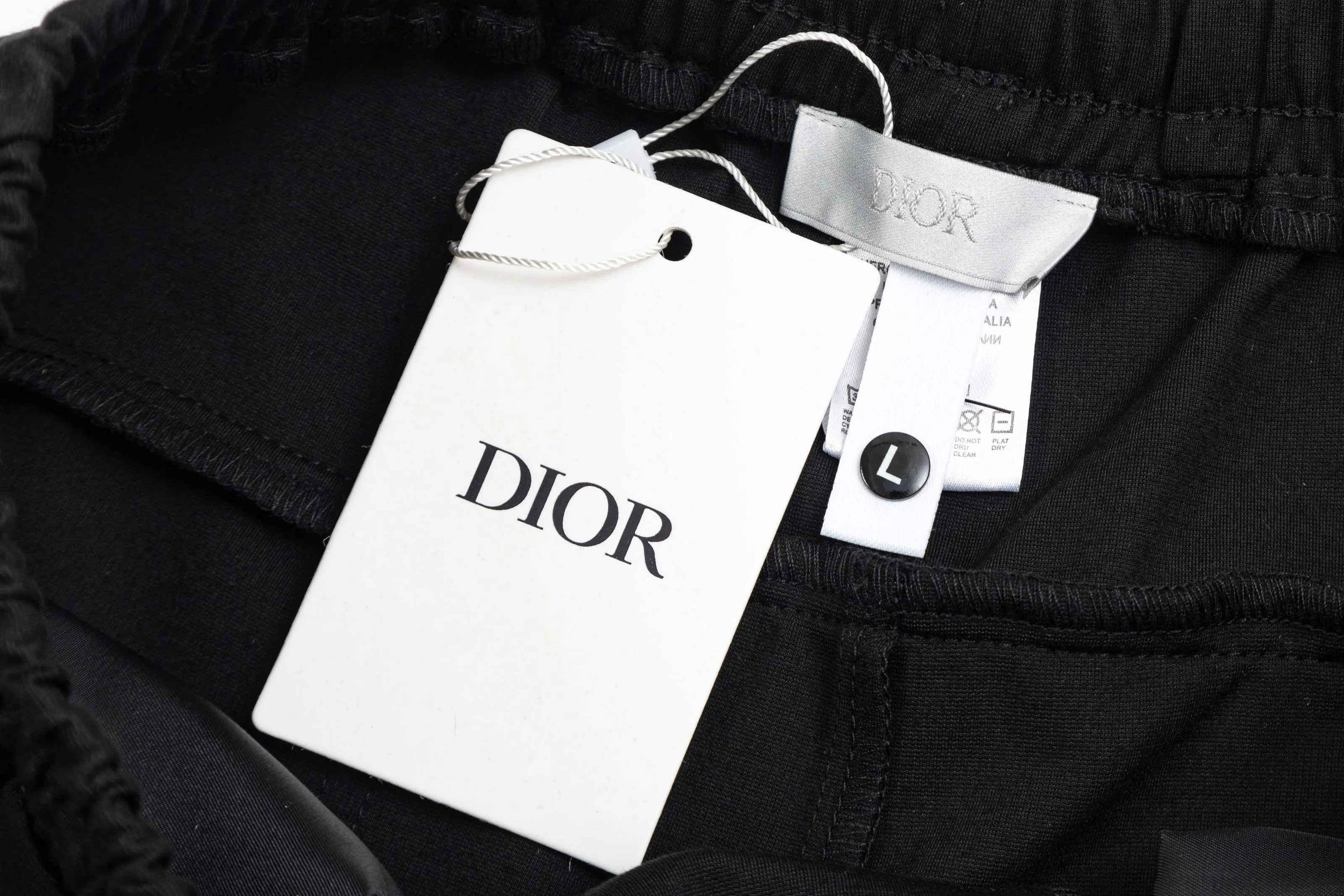🅿️190 2025 Dior Dior new knitted shorts, customized fabric, knitted with knitted logo printed on it. The version is tight and three-dimensional, with straight stripe splicing. The customized trouser cord hardware has strong texture and smoothness. The upper body is comfortable and breathable. It has a concave and convex three-dimensional feel. It is suitable for fashionable and casual wear. Color: Black-White Size: M-4XL