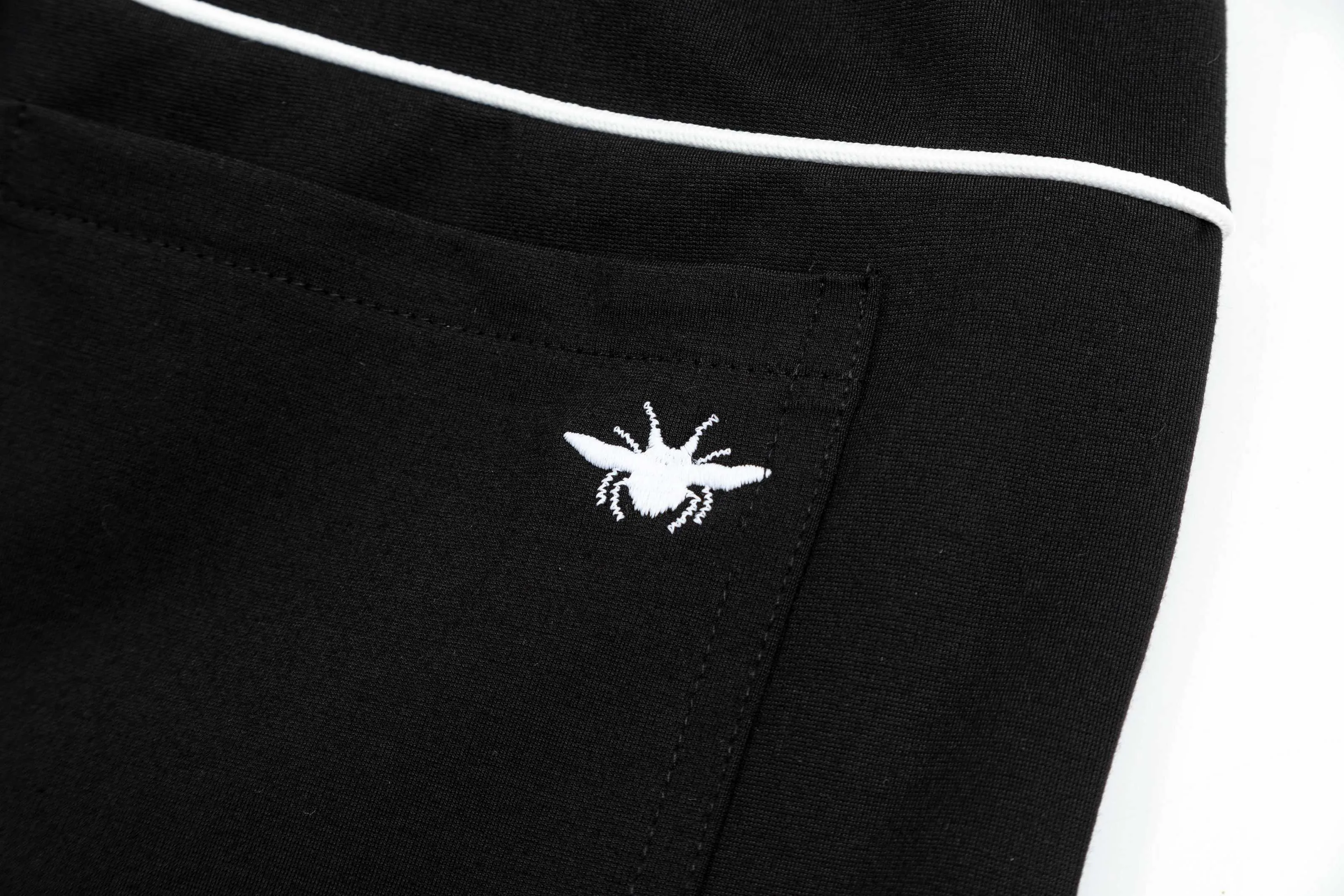 🅿️190 2025 Dior Dior new knitted shorts, customized fabric, knitted with knitted logo printed on it. The version is tight and three-dimensional, with straight stripe splicing. The customized trouser cord hardware has strong texture and smoothness. The upper body is comfortable and breathable. It has a concave and convex three-dimensional feel. It is suitable for fashionable and casual wear. Color: Black-White Size: M-4XL