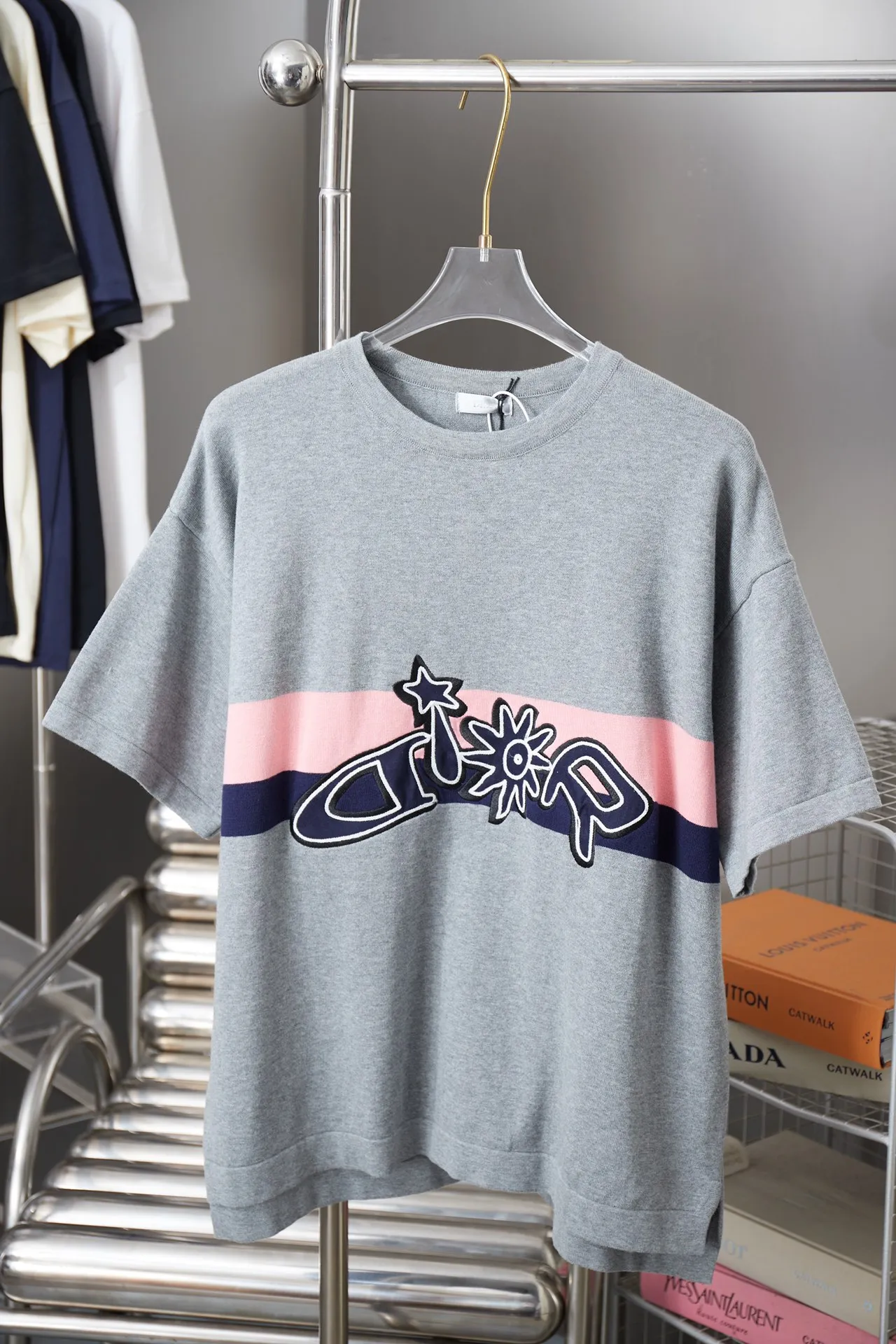 🅿️220 dr 25ss sunflower woolen short sleeves, custom-dyed 40-count cashmere blended yarn, yarn dyed with YB, gray blue pink, using 14-needle imported Stoll wool loom, single piece takes 280 minutes/piece, embroidery is made of woven twill cotton, imported machine positioning patch embroidery, manual inspection, sewing plate, specific three-label washed tag S M L XL