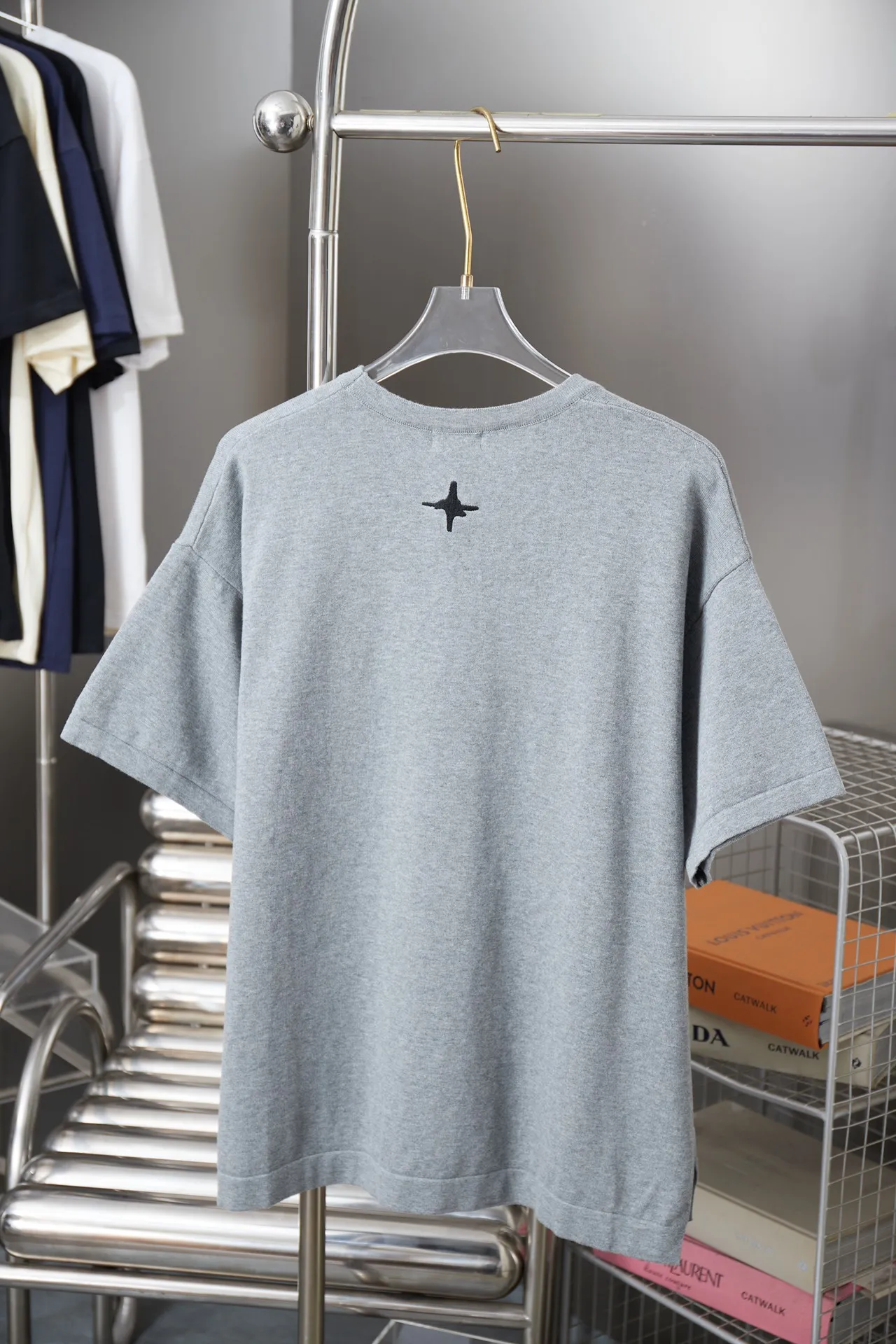 🅿️220 dr 25ss sunflower woolen short sleeves, custom-dyed 40-count cashmere blended yarn, yarn dyed with YB, gray blue pink, using 14-needle imported Stoll wool loom, single piece takes 280 minutes/piece, embroidery is made of woven twill cotton, imported machine positioning patch embroidery, manual inspection, sewing plate, specific three-label washed tag S M L XL