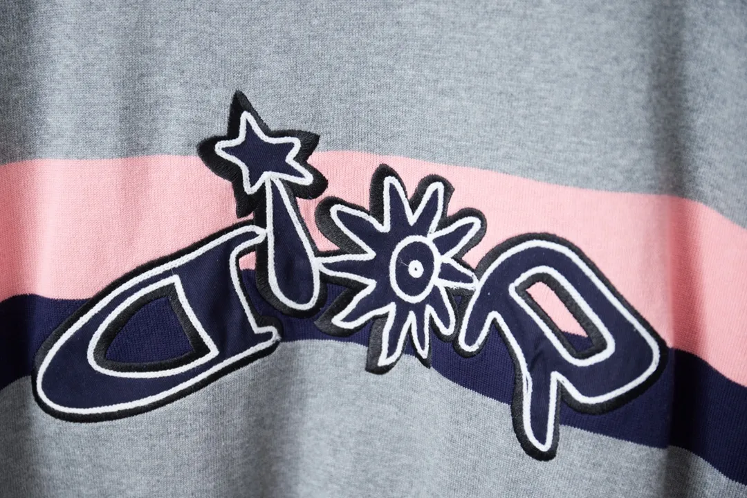 🅿️220 dr 25ss sunflower woolen short sleeves, custom-dyed 40-count cashmere blended yarn, yarn dyed with YB, gray blue pink, using 14-needle imported Stoll wool loom, single piece takes 280 minutes/piece, embroidery is made of woven twill cotton, imported machine positioning patch embroidery, manual inspection, sewing plate, specific three-label washed tag S M L XL