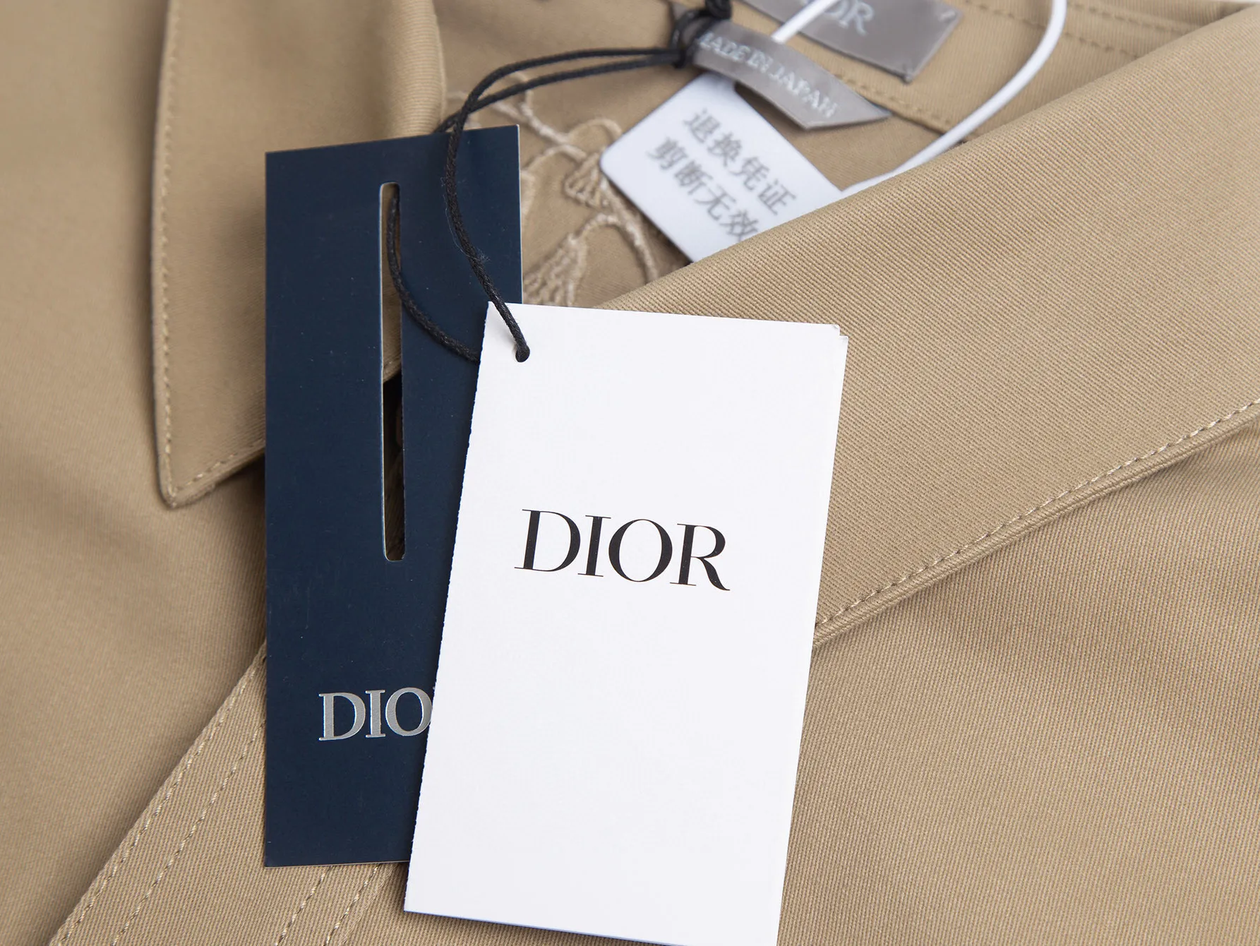 🅿️500 (only high-quality products🔥ZP version, no pressure to get in and out of the cabinet) -Dior official website new models at the same time Lily of the valley finely embroidered woven cotton twill casual shirt, same style for men and women -YB molded fabric details are the same Full set of accessories customized to distinguish the market currency Welcome to compare -Color Beige -Code number 36 38 40 42