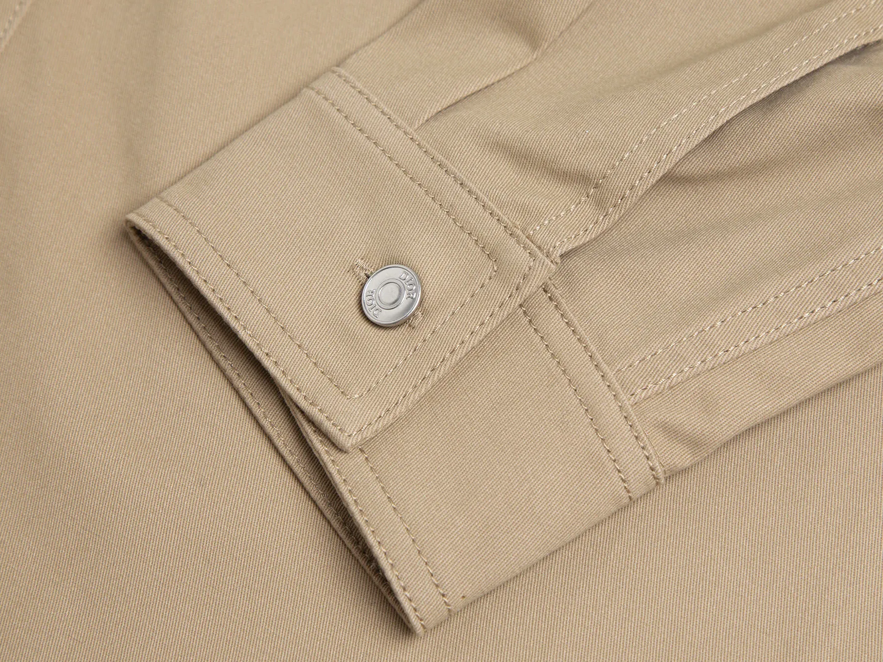 🅿️500 (only high-quality products🔥ZP version, no pressure to get in and out of the cabinet) -Dior official website new models at the same time Lily of the valley finely embroidered woven cotton twill casual shirt, same style for men and women -YB molded fabric details are the same Full set of accessories customized to distinguish the market currency Welcome to compare -Color Beige -Code number 36 38 40 42
