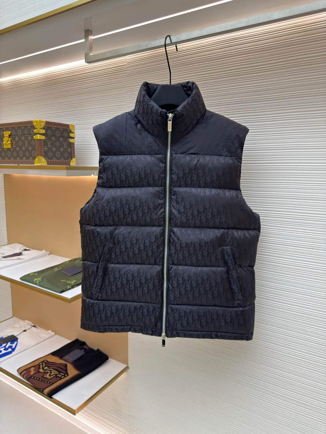 Dior oblique dark pattern old flower stand collar vest ●Original version: purchased and developed by 25535 ●Item number: 1680765-B90 ●Fabric: down fabric ●Technology: full-width jacquard production ●Version: fitted version ●Weight: about 690 grams ●Size: 46-48-50-52-54-56 ●Description: This is a down with ultra-complex craftsmanship. The customization cycle of the fabric is as long as 50 days. Based on the original fabric, laser jacquard makes the whole piece concave and convex, with a stronger three-dimensional effect and a more obvious 3D effect. ✨This fabric has a good hand feel, and the dark pattern presbyopia on it is very low-key. The fabric shows a dark luster and is extremely waterproof! The real texture is more perfect, custom-woven high-density satin nylon material and dark jacquard weave, simple and refreshing, thick and fluffy, super three-proof fabric, waterproof, stain-proof and dust-proof! ✨ Full-width jacquard LOGO, ultra-high-end luxury and style. The handsomeness and eye-catching index of the upper body are absolutely NO. 1. Fully custom-woven jacquard LOGO technology fabric, high-density polyester fiber. It is a new type of heat-insulating and light-weight fabric. It has a light texture, delicate and soft warmth and breathability. Especially the LOGO jacquard produces different light and dark interweaving under different lights! The overall wiring is straight and delicate, the fabric is comfortable and soft, and the color is consistent without color difference. It can be matched with the same style to create a fashionable look and control various occasions. Customized accessories, complete with three standards, same style for men and women!