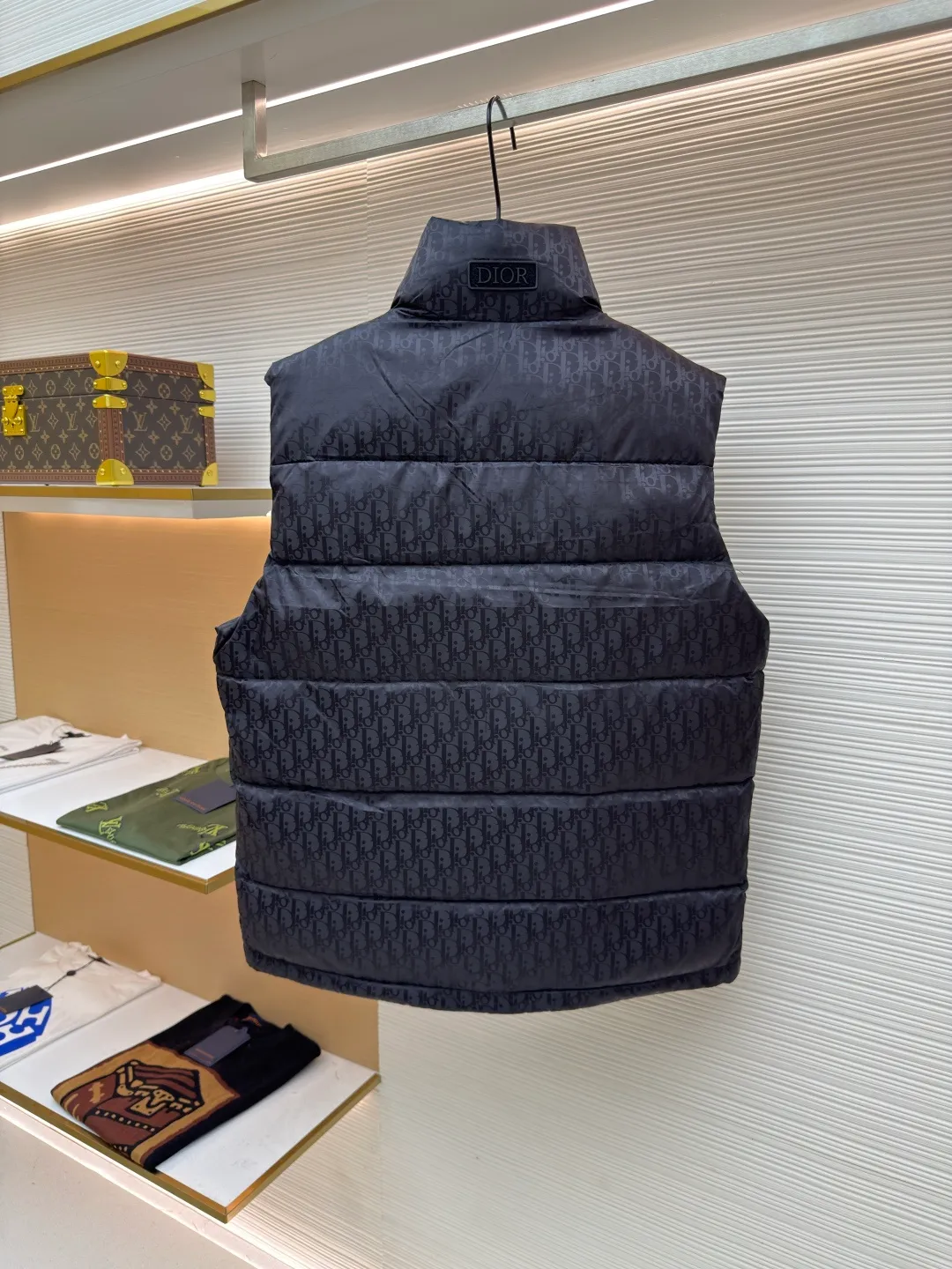 Dior oblique dark pattern old flower stand collar vest ●Original version: purchased and developed by 25535 ●Item number: 1680765-B90 ●Fabric: down fabric ●Technology: full-width jacquard production ●Version: fitted version ●Weight: about 690 grams ●Size: 46-48-50-52-54-56 ●Description: This is a down with ultra-complex craftsmanship. The customization cycle of the fabric is as long as 50 days. Based on the original fabric, laser jacquard makes the whole piece concave and convex, with a stronger three-dimensional effect and a more obvious 3D effect. ✨This fabric has a good hand feel, and the dark pattern presbyopia on it is very low-key. The fabric shows a dark luster and is extremely waterproof! The real texture is more perfect, custom-woven high-density satin nylon material and dark jacquard weave, simple and refreshing, thick and fluffy, super three-proof fabric, waterproof, stain-proof and dust-proof! ✨ Full-width jacquard LOGO, ultra-high-end luxury and style. The handsomeness and eye-catching index of the upper body are absolutely NO. 1. Fully custom-woven jacquard LOGO technology fabric, high-density polyester fiber. It is a new type of heat-insulating and light-weight fabric. It has a light texture, delicate and soft warmth and breathability. Especially the LOGO jacquard produces different light and dark interweaving under different lights! The overall wiring is straight and delicate, the fabric is comfortable and soft, and the color is consistent without color difference. It can be matched with the same style to create a fashionable look and control various occasions. Customized accessories, complete with three standards, same style for men and women!