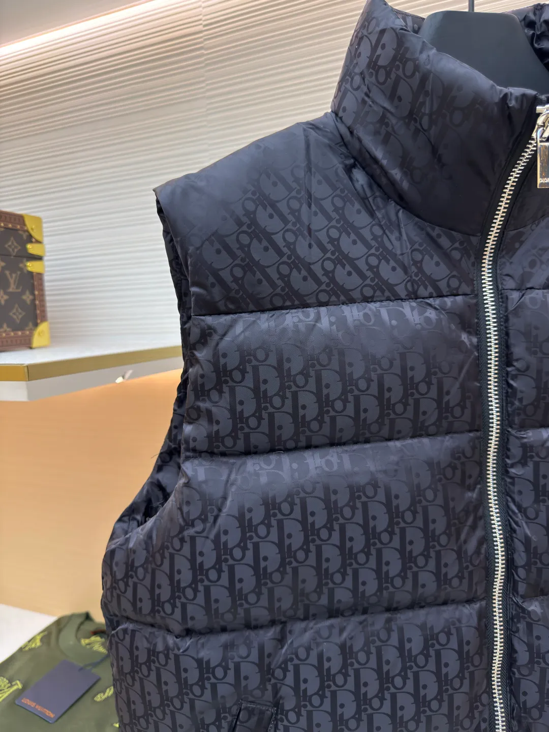 Dior oblique dark pattern old flower stand collar vest ●Original version: purchased and developed by 25535 ●Item number: 1680765-B90 ●Fabric: down fabric ●Technology: full-width jacquard production ●Version: fitted version ●Weight: about 690 grams ●Size: 46-48-50-52-54-56 ●Description: This is a down with ultra-complex craftsmanship. The customization cycle of the fabric is as long as 50 days. Based on the original fabric, laser jacquard makes the whole piece concave and convex, with a stronger three-dimensional effect and a more obvious 3D effect. ✨This fabric has a good hand feel, and the dark pattern presbyopia on it is very low-key. The fabric shows a dark luster and is extremely waterproof! The real texture is more perfect, custom-woven high-density satin nylon material and dark jacquard weave, simple and refreshing, thick and fluffy, super three-proof fabric, waterproof, stain-proof and dust-proof! ✨ Full-width jacquard LOGO, ultra-high-end luxury and style. The handsomeness and eye-catching index of the upper body are absolutely NO. 1. Fully custom-woven jacquard LOGO technology fabric, high-density polyester fiber. It is a new type of heat-insulating and light-weight fabric. It has a light texture, delicate and soft warmth and breathability. Especially the LOGO jacquard produces different light and dark interweaving under different lights! The overall wiring is straight and delicate, the fabric is comfortable and soft, and the color is consistent without color difference. It can be matched with the same style to create a fashionable look and control various occasions. Customized accessories, complete with three standards, same style for men and women!