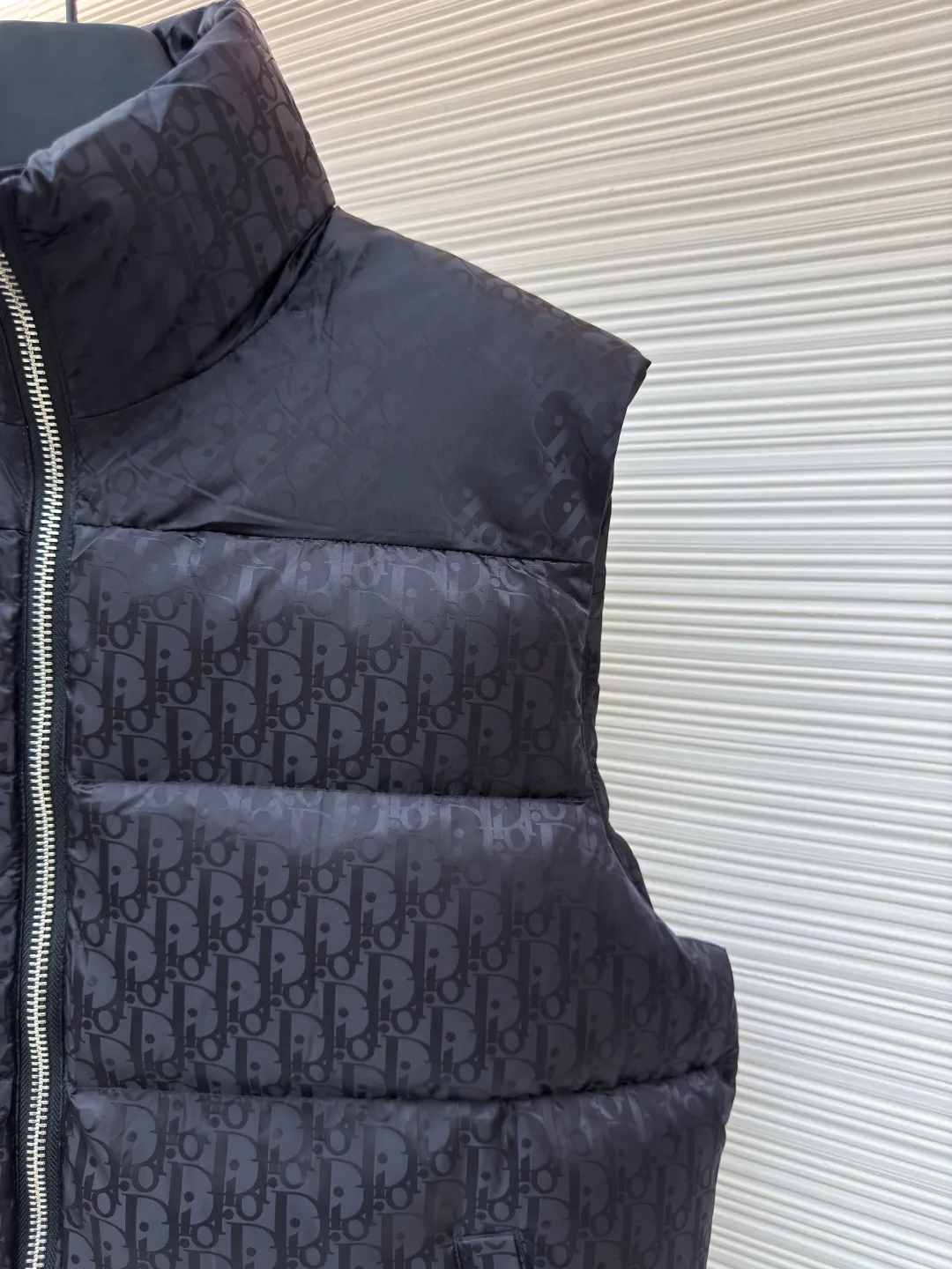 Dior oblique dark pattern old flower stand collar vest ●Original version: purchased and developed by 25535 ●Item number: 1680765-B90 ●Fabric: down fabric ●Technology: full-width jacquard production ●Version: fitted version ●Weight: about 690 grams ●Size: 46-48-50-52-54-56 ●Description: This is a down with ultra-complex craftsmanship. The customization cycle of the fabric is as long as 50 days. Based on the original fabric, laser jacquard makes the whole piece concave and convex, with a stronger three-dimensional effect and a more obvious 3D effect. ✨This fabric has a good hand feel, and the dark pattern presbyopia on it is very low-key. The fabric shows a dark luster and is extremely waterproof! The real texture is more perfect, custom-woven high-density satin nylon material and dark jacquard weave, simple and refreshing, thick and fluffy, super three-proof fabric, waterproof, stain-proof and dust-proof! ✨ Full-width jacquard LOGO, ultra-high-end luxury and style. The handsomeness and eye-catching index of the upper body are absolutely NO. 1. Fully custom-woven jacquard LOGO technology fabric, high-density polyester fiber. It is a new type of heat-insulating and light-weight fabric. It has a light texture, delicate and soft warmth and breathability. Especially the LOGO jacquard produces different light and dark interweaving under different lights! The overall wiring is straight and delicate, the fabric is comfortable and soft, and the color is consistent without color difference. It can be matched with the same style to create a fashionable look and control various occasions. Customized accessories, complete with three standards, same style for men and women!
