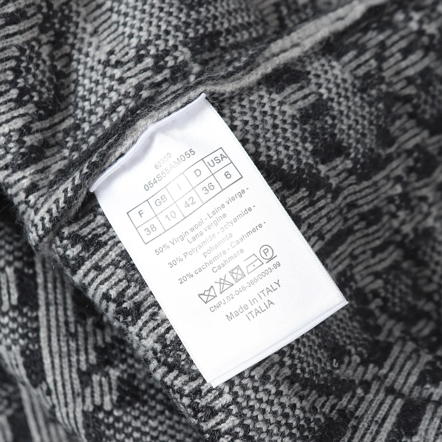 🅿️450 CD Home Jacquard Fabric Oblique Printed Sweater Details and Features This sweater reinterprets the Dior classic logo from a fashionable and modern perspective. Crafted from blended jacquard fabric, it's accentuated with a raised all-over classic light green Oblique print. Zippered sleeves add style, while a ribbed crew neck adds contrasting texture. Wear it with jeans for a graphic, casual look. All-over Oblique print sleeves with zip closure Contrasting ribbed crew neck Size: S M L