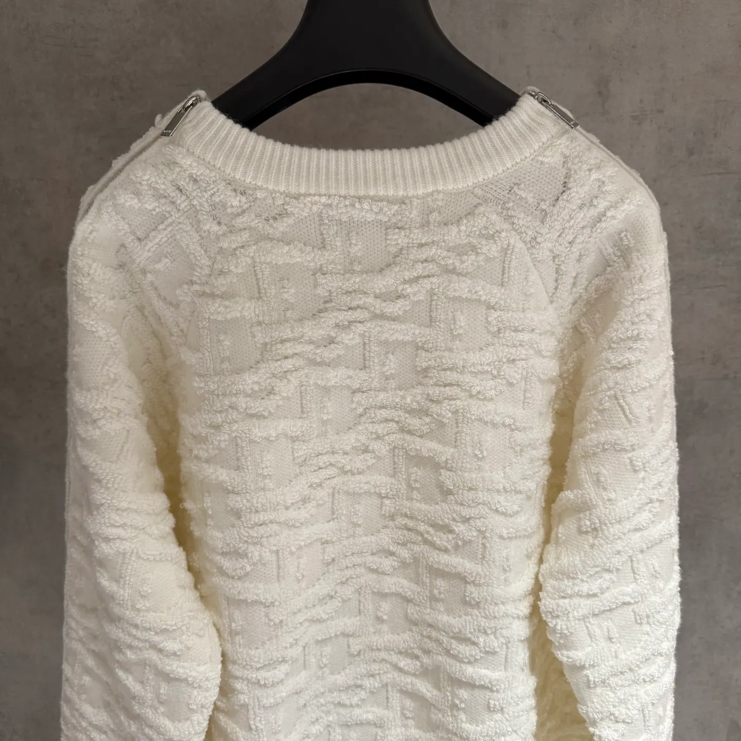 🅿️580 [Strict quality control] Dio* Dior wool blend round neck long-sleeved sweater. This sweater is new for autumn 2025 and displays the iconic Dior twill pattern. It is made of cotton-wool blend jacquard fabric and is printed with the Dior twill pattern in contrasting yarns. Wear it with a pair of tailored trousers in a coordinating tone for an elegant look, or pair it with a pair of jeans for a more casual look. Color: black/white/black gray/blue and white 4 colors Size: M-2Xl Same style for men and women