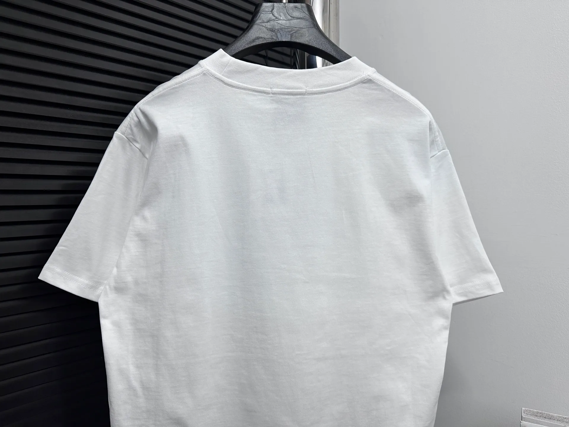 🅿️170 [Dior] Dior 25ss new letter short sleeves. Customized 280g same vat dyed fabric. Very comfortable to the touch. The latest brick cabinet in spring and summer is fashionable and versatile. It is very suitable for men and women. A must-have hangtag. Collar label. Washed wheat three labels are complete. Color: black white. Size: S-XL.