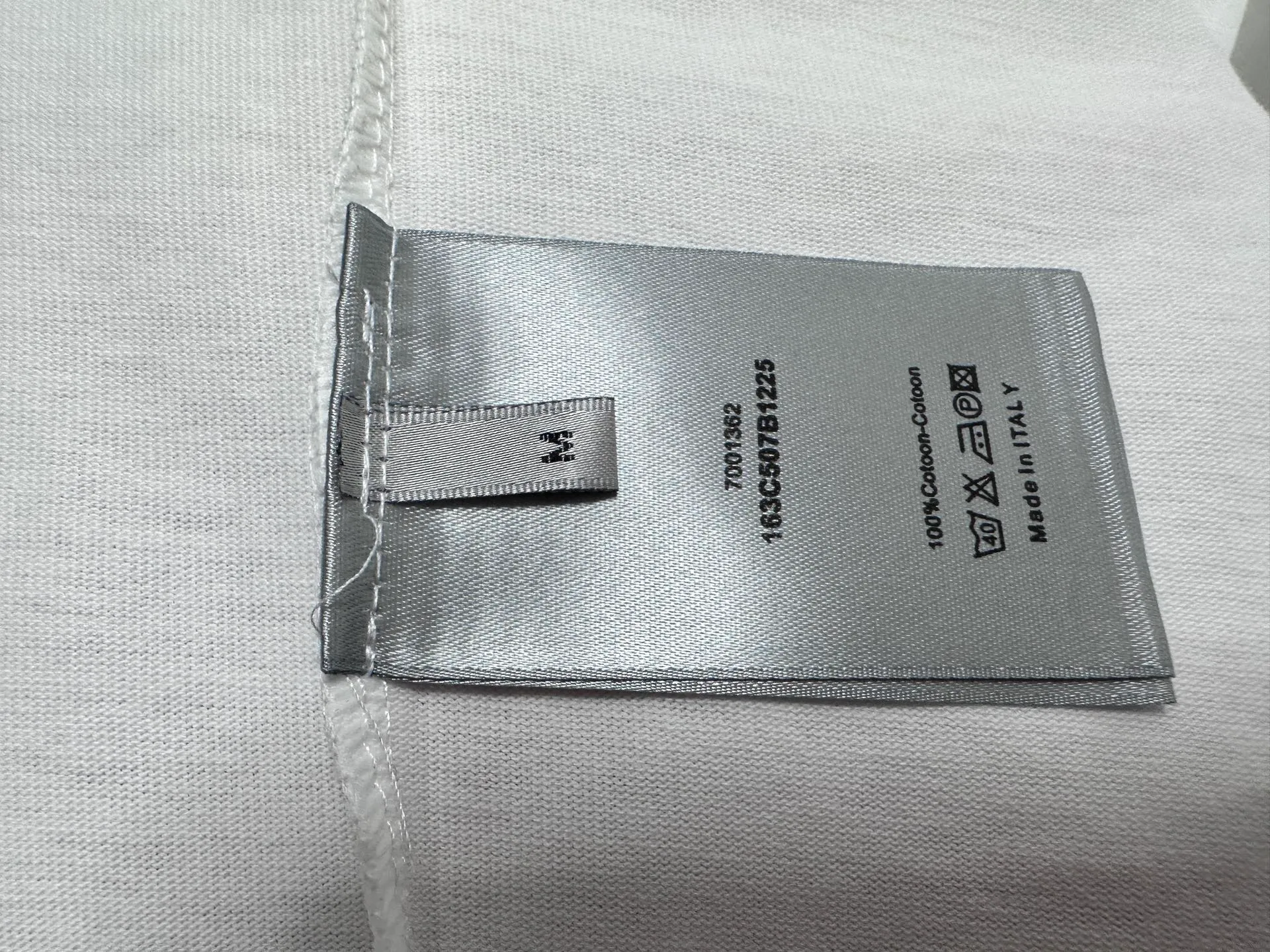 🅿️170 [Dior] Dior 25ss new letter short sleeves. Customized 280g same vat dyed fabric. Very comfortable to the touch. The latest brick cabinet in spring and summer is fashionable and versatile. It is very suitable for men and women. A must-have hangtag. Collar label. Washed wheat three labels are complete. Color: black white. Size: S-XL.