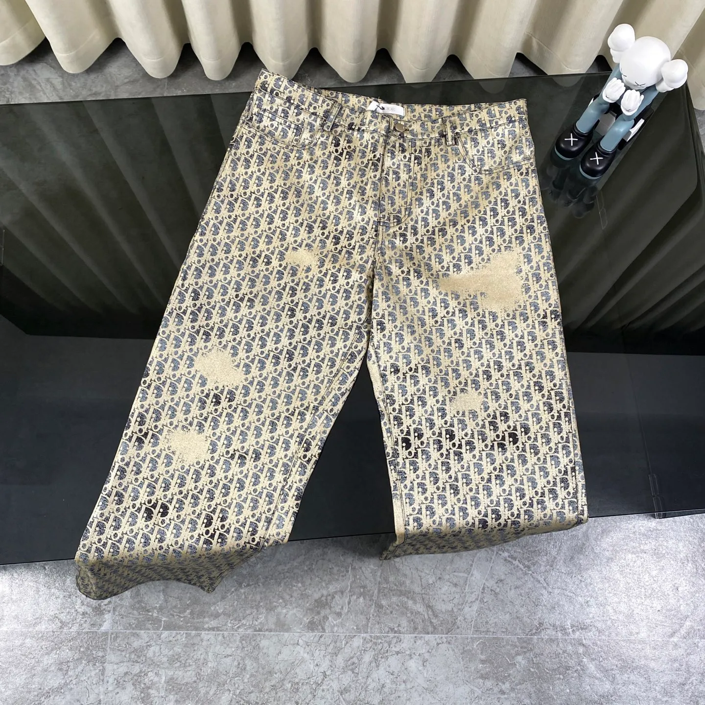 Jacket 🅿️340 Pants 🅿️300 (correct version, top replica) Dior Dior SS23 latest laser pink flash distressed bronzing all-over printed jeans jacket suit Fabric: Original customized fabric Loose fit Upper body details: All accessories 1:1 mold customization Restore the original version Feel free to compare! This jacket is a classic item in the men's wardrobe, showing off a fashionable style. It is crafted from cotton-blend twill fabric in gray and gold tones. It is decorated with laser printing and flocked oblique printing all over, and has a distressed effect, giving it a sophisticated and sophisticated look!   Same style for men and women, a must-have for the high street!  Color: hot gold Size: S M L XL