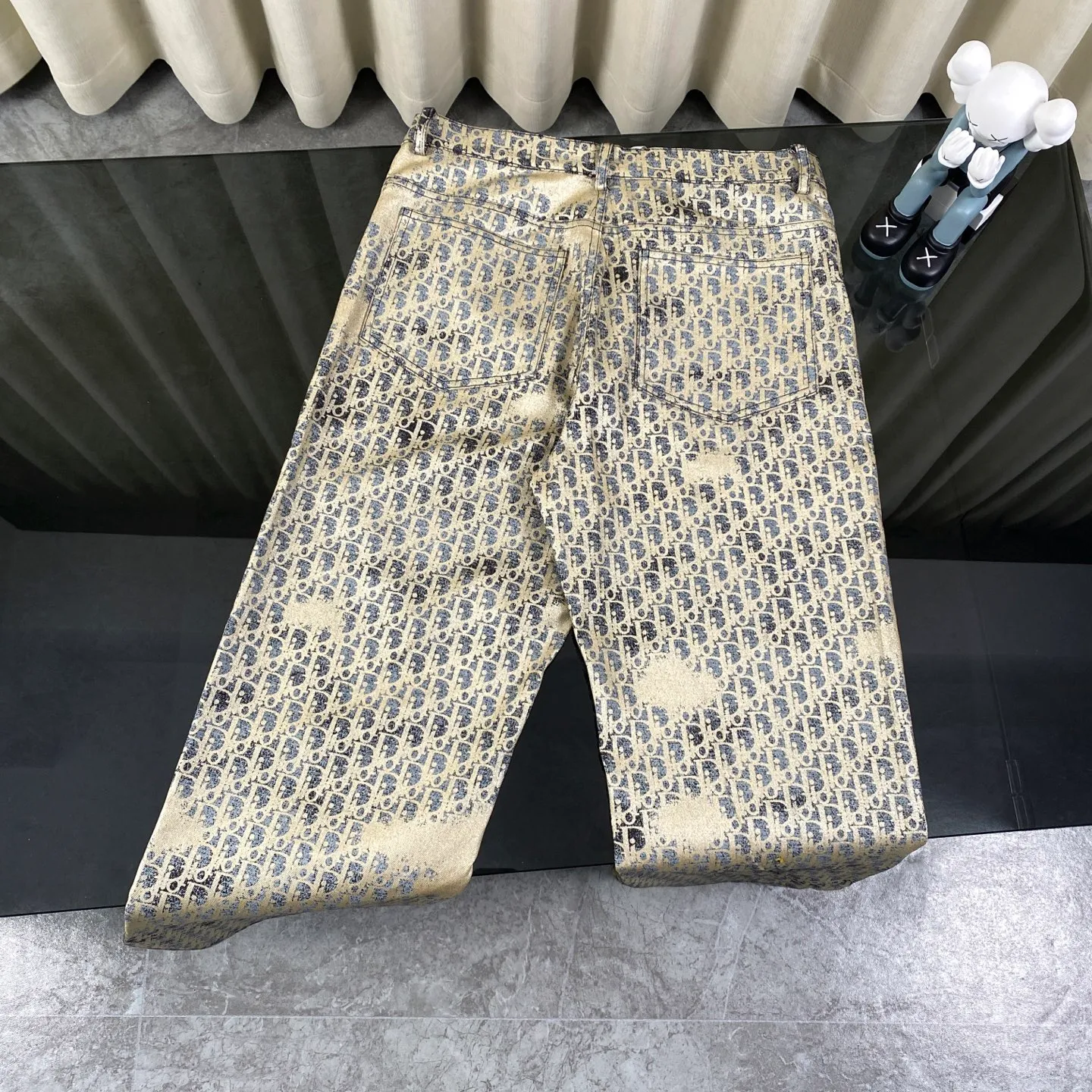 Jacket 🅿️340 Pants 🅿️300 (correct version, top replica) Dior Dior SS23 latest laser pink flash distressed bronzing all-over printed jeans jacket suit Fabric: Original customized fabric Loose fit Upper body details: All accessories 1:1 mold customization Restore the original version Feel free to compare! This jacket is a classic item in the men's wardrobe, showing off a fashionable style. It is crafted from cotton-blend twill fabric in gray and gold tones. It is decorated with laser printing and flocked oblique printing all over, and has a distressed effect, giving it a sophisticated and sophisticated look!   Same style for men and women, a must-have for the high street!  Color: hot gold Size: S M L XL