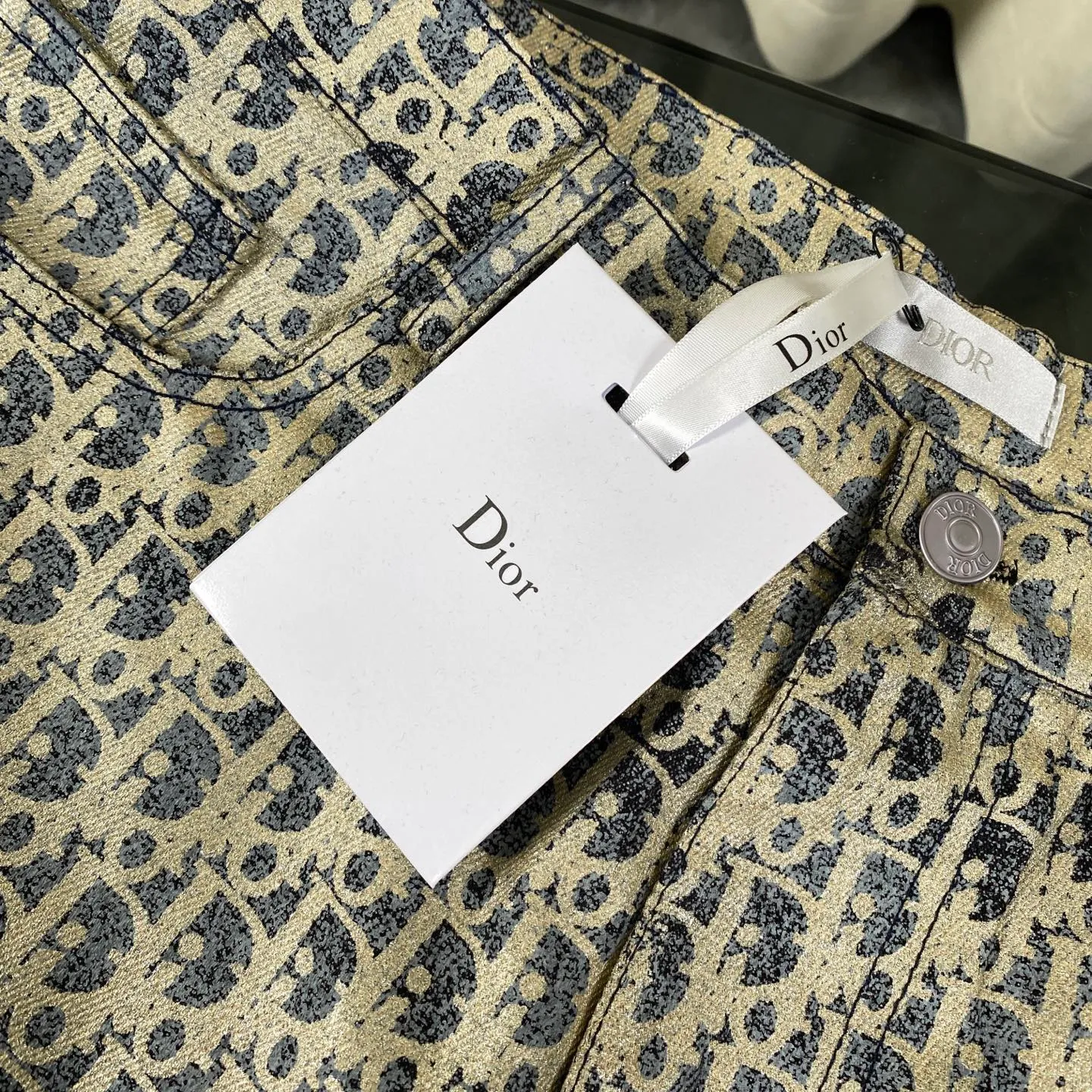Jacket 🅿️340 Pants 🅿️300 (correct version, top replica) Dior Dior SS23 latest laser pink flash distressed bronzing all-over printed jeans jacket suit Fabric: Original customized fabric Loose fit Upper body details: All accessories 1:1 mold customization Restore the original version Feel free to compare! This jacket is a classic item in the men's wardrobe, showing off a fashionable style. It is crafted from cotton-blend twill fabric in gray and gold tones. It is decorated with laser printing and flocked oblique printing all over, and has a distressed effect, giving it a sophisticated and sophisticated look!   Same style for men and women, a must-have for the high street!  Color: hot gold Size: S M L XL