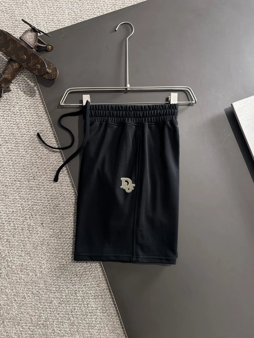 🅿️330 shipped next day, high quality DIOR/Dior 2025 spring and summer new casual solid color loose shorts with elastic band, two needle stitches at the hem of the trousers, fine and firm stitching, custom-made fabrics at the counter with high breathability and comfort, impeccable details, brand element design concept, reflecting high quality. It feels delicate and soft! It presents a casual cut and the upper body shape is great! Size: S-XXL