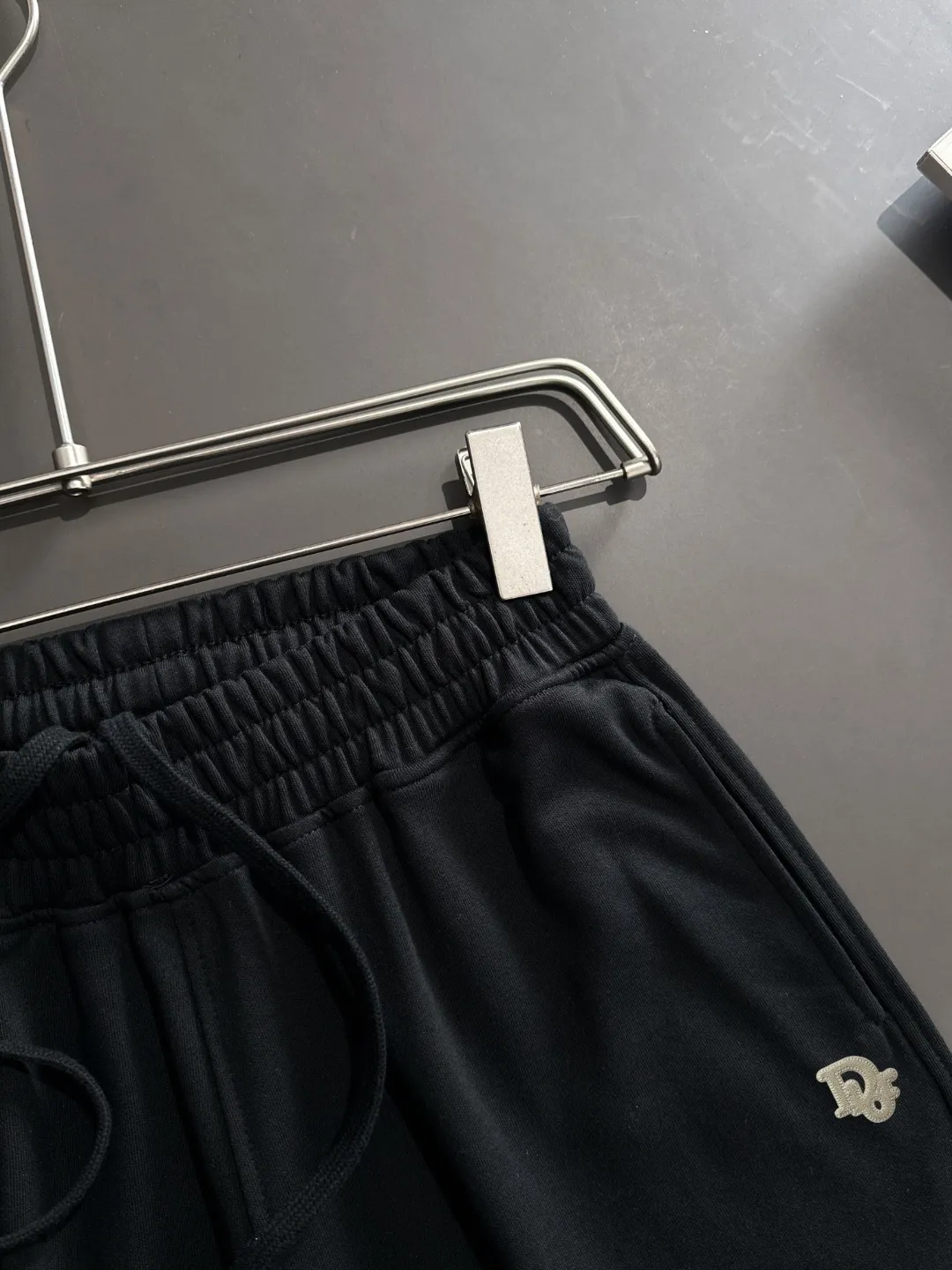 🅿️330 shipped next day, high quality DIOR/Dior 2025 spring and summer new casual solid color loose shorts with elastic band, two needle stitches at the hem of the trousers, fine and firm stitching, custom-made fabrics at the counter with high breathability and comfort, impeccable details, brand element design concept, reflecting high quality. It feels delicate and soft! It presents a casual cut and the upper body shape is great! Size: S-XXL