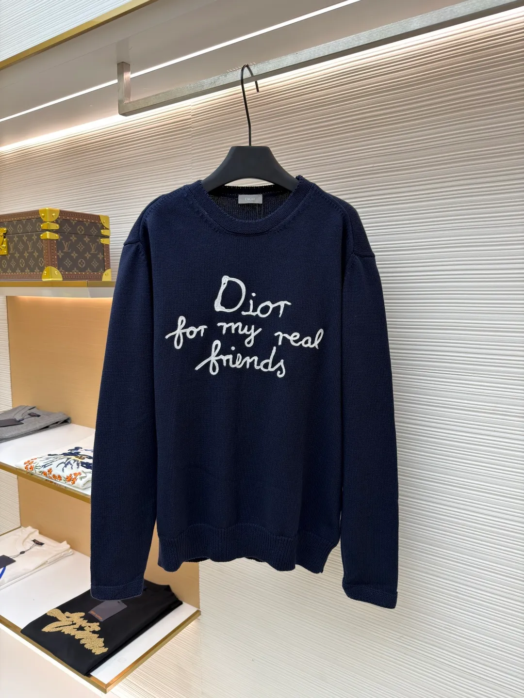 Dior friend embroidered knitted pullover ●Original version: Purchased and developed for 13500 ●Item number: 1681106-A95 ●Fabric: polyester fabric ●Technology: embroidery production ●Version: Loose fit ●Weight: about 695 grams ●Size: S-M-L-XL ●Description: Made of 40-count cotton yarn with 62% cotton content. It is mixed with 38% polyester. The two types of wool are mixed and woven to effectively make the upper body more three-dimensional. The embroidery uses wool yarn high-density embroidery technology, and the front numbers are all embroidered with the joint series LOGO. The number of stitches is about 12,000. The buttons are made of natural horn buttons with the brand's logo on them. This cardigan displays the Dior For My Real Friends logo from the DIOR AND HYLTON NEL collaboration. Crafted from white cotton-blend jersey with embroidery on the front and back, button fastening and ribbed trims. It can add style to any look. The overall wiring is straight and delicate, the fabric is comfortable and soft, and the color is consistent without color difference. It can be matched with the same style to create a fashionable look and control various occasions. Customized accessories, complete with three standards, same style for men and women!