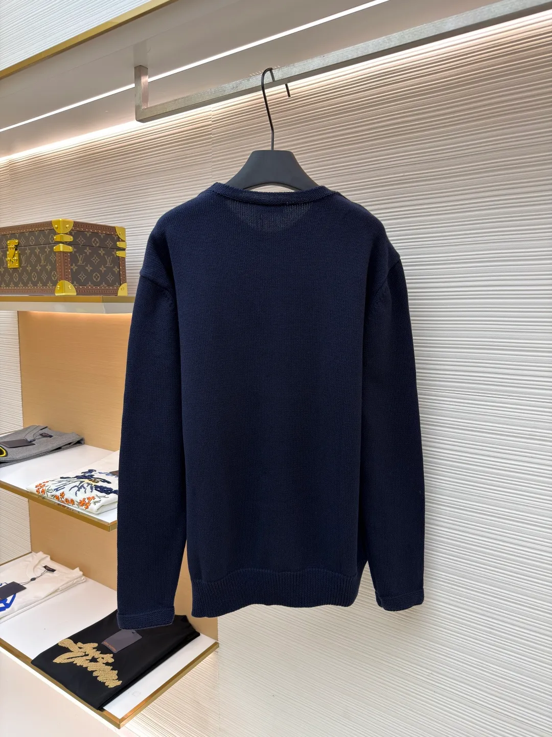 Dior friend embroidered knitted pullover ●Original version: Purchased and developed for 13500 ●Item number: 1681106-A95 ●Fabric: polyester fabric ●Technology: embroidery production ●Version: Loose fit ●Weight: about 695 grams ●Size: S-M-L-XL ●Description: Made of 40-count cotton yarn with 62% cotton content. It is mixed with 38% polyester. The two types of wool are mixed and woven to effectively make the upper body more three-dimensional. The embroidery uses wool yarn high-density embroidery technology, and the front numbers are all embroidered with the joint series LOGO. The number of stitches is about 12,000. The buttons are made of natural horn buttons with the brand's logo on them. This cardigan displays the Dior For My Real Friends logo from the DIOR AND HYLTON NEL collaboration. Crafted from white cotton-blend jersey with embroidery on the front and back, button fastening and ribbed trims. It can add style to any look. The overall wiring is straight and delicate, the fabric is comfortable and soft, and the color is consistent without color difference. It can be matched with the same style to create a fashionable look and control various occasions. Customized accessories, complete with three standards, same style for men and women!