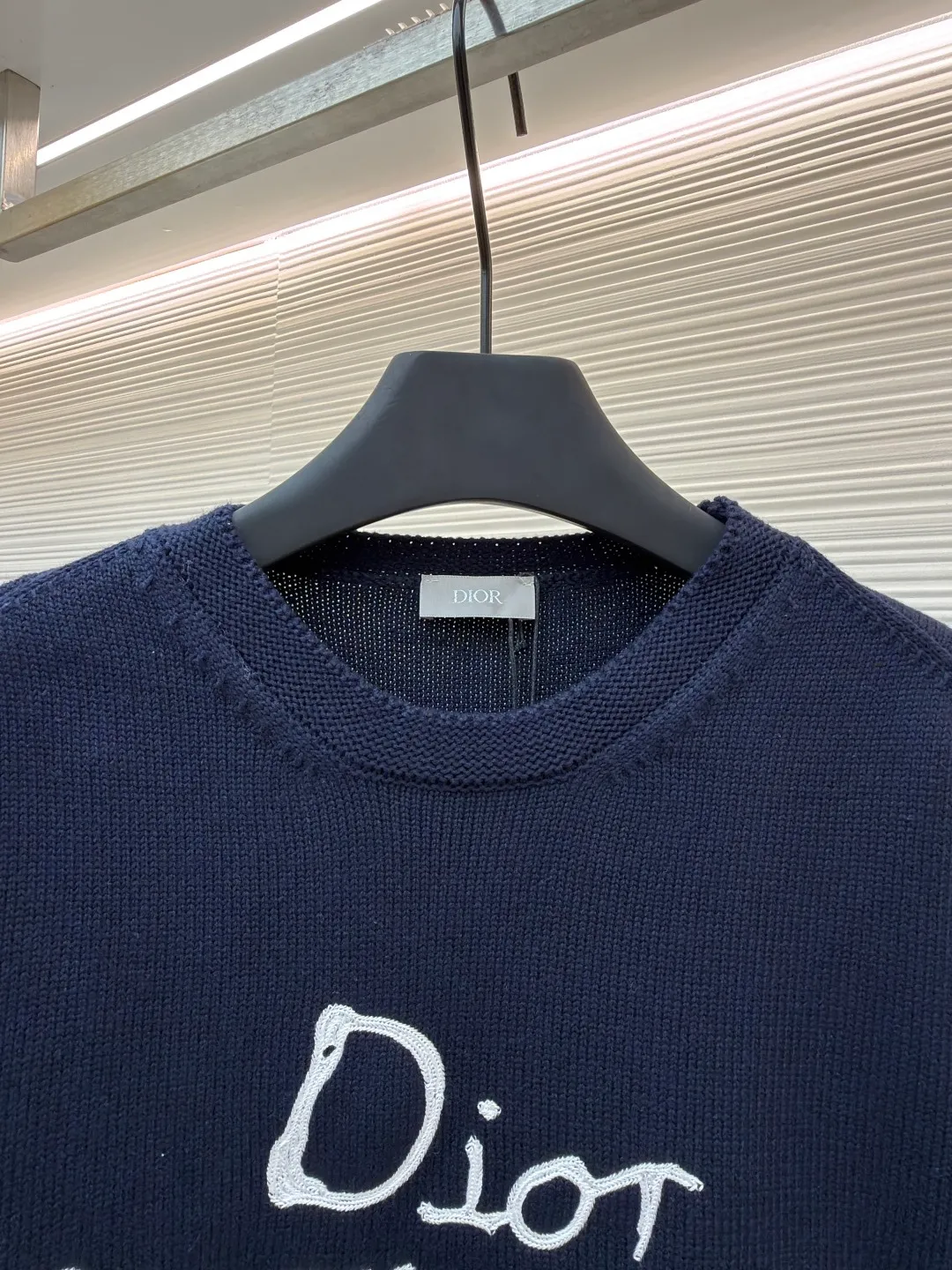 Dior friend embroidered knitted pullover ●Original version: Purchased and developed for 13500 ●Item number: 1681106-A95 ●Fabric: polyester fabric ●Technology: embroidery production ●Version: Loose fit ●Weight: about 695 grams ●Size: S-M-L-XL ●Description: Made of 40-count cotton yarn with 62% cotton content. It is mixed with 38% polyester. The two types of wool are mixed and woven to effectively make the upper body more three-dimensional. The embroidery uses wool yarn high-density embroidery technology, and the front numbers are all embroidered with the joint series LOGO. The number of stitches is about 12,000. The buttons are made of natural horn buttons with the brand's logo on them. This cardigan displays the Dior For My Real Friends logo from the DIOR AND HYLTON NEL collaboration. Crafted from white cotton-blend jersey with embroidery on the front and back, button fastening and ribbed trims. It can add style to any look. The overall wiring is straight and delicate, the fabric is comfortable and soft, and the color is consistent without color difference. It can be matched with the same style to create a fashionable look and control various occasions. Customized accessories, complete with three standards, same style for men and women!