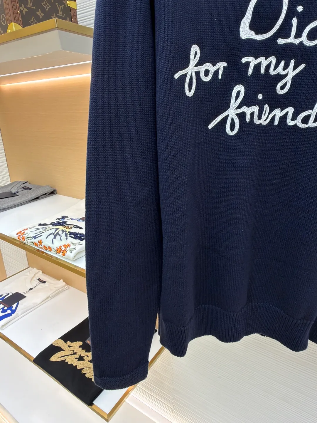 Dior friend embroidered knitted pullover ●Original version: Purchased and developed for 13500 ●Item number: 1681106-A95 ●Fabric: polyester fabric ●Technology: embroidery production ●Version: Loose fit ●Weight: about 695 grams ●Size: S-M-L-XL ●Description: Made of 40-count cotton yarn with 62% cotton content. It is mixed with 38% polyester. The two types of wool are mixed and woven to effectively make the upper body more three-dimensional. The embroidery uses wool yarn high-density embroidery technology, and the front numbers are all embroidered with the joint series LOGO. The number of stitches is about 12,000. The buttons are made of natural horn buttons with the brand's logo on them. This cardigan displays the Dior For My Real Friends logo from the DIOR AND HYLTON NEL collaboration. Crafted from white cotton-blend jersey with embroidery on the front and back, button fastening and ribbed trims. It can add style to any look. The overall wiring is straight and delicate, the fabric is comfortable and soft, and the color is consistent without color difference. It can be matched with the same style to create a fashionable look and control various occasions. Customized accessories, complete with three standards, same style for men and women!