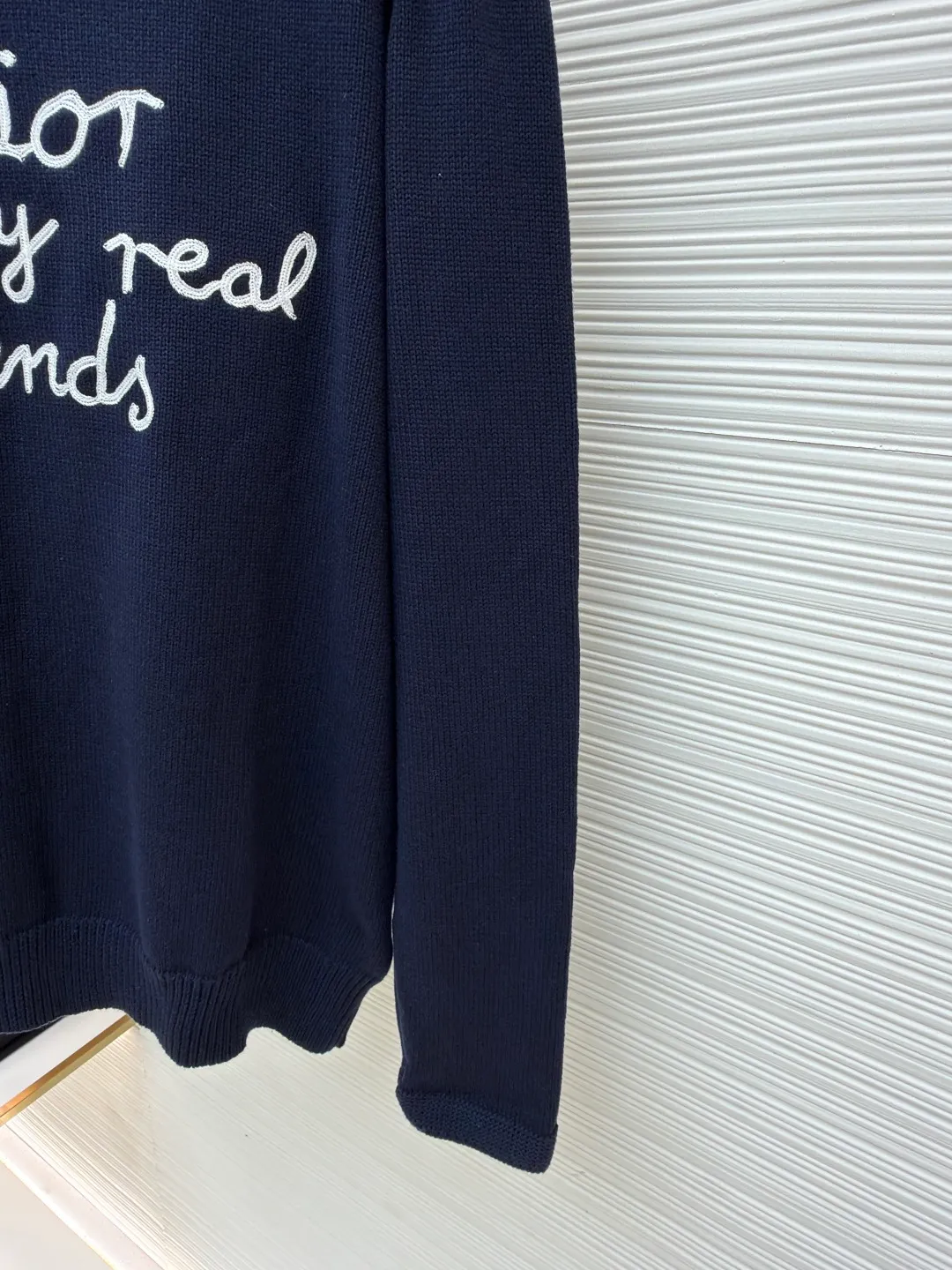Dior friend embroidered knitted pullover ●Original version: Purchased and developed for 13500 ●Item number: 1681106-A95 ●Fabric: polyester fabric ●Technology: embroidery production ●Version: Loose fit ●Weight: about 695 grams ●Size: S-M-L-XL ●Description: Made of 40-count cotton yarn with 62% cotton content. It is mixed with 38% polyester. The two types of wool are mixed and woven to effectively make the upper body more three-dimensional. The embroidery uses wool yarn high-density embroidery technology, and the front numbers are all embroidered with the joint series LOGO. The number of stitches is about 12,000. The buttons are made of natural horn buttons with the brand's logo on them. This cardigan displays the Dior For My Real Friends logo from the DIOR AND HYLTON NEL collaboration. Crafted from white cotton-blend jersey with embroidery on the front and back, button fastening and ribbed trims. It can add style to any look. The overall wiring is straight and delicate, the fabric is comfortable and soft, and the color is consistent without color difference. It can be matched with the same style to create a fashionable look and control various occasions. Customized accessories, complete with three standards, same style for men and women!