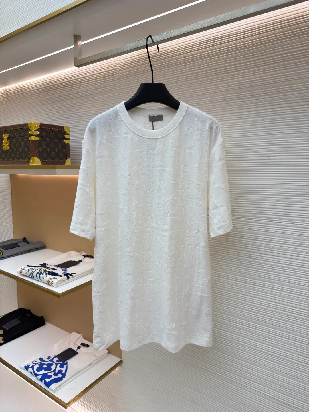 Dior cut-out embossed logo short sleeves ●Original version: Purchased and developed at 9100 ●Item number: 1682502-A05 ●Fabric: single yarn fabric ●Technology: fabric made by laser burning ●Color: white ●Type: fitted version ●Weight: about 280 grams ●Size: S-M-L-XL ●Description: 32-count single yarn fabric, the thread adopts 1*1 flat machine thread. The cloth is burned using laser. After the laser burning, the remaining raw edges need to be cut off manually. The original is scanned to develop a 1:1 pattern, and every size and position is consistent with the original. This T-shirt is new to the 2025 fall men's collection and is decorated with the classic Oblique print. Crafted from dark blue cotton-jersey, it's finished with an all-over cut-jacquard Oblique print. Pair with a variety of jeans for a casual look. Round neck with Oblique print. The overall wiring is straight and delicate, the fabric is comfortable and soft, and the color is consistent without color difference. It can be matched with the same style to create a fashionable look and control various occasions. Customized accessories, complete with three standards, same style for men and women!