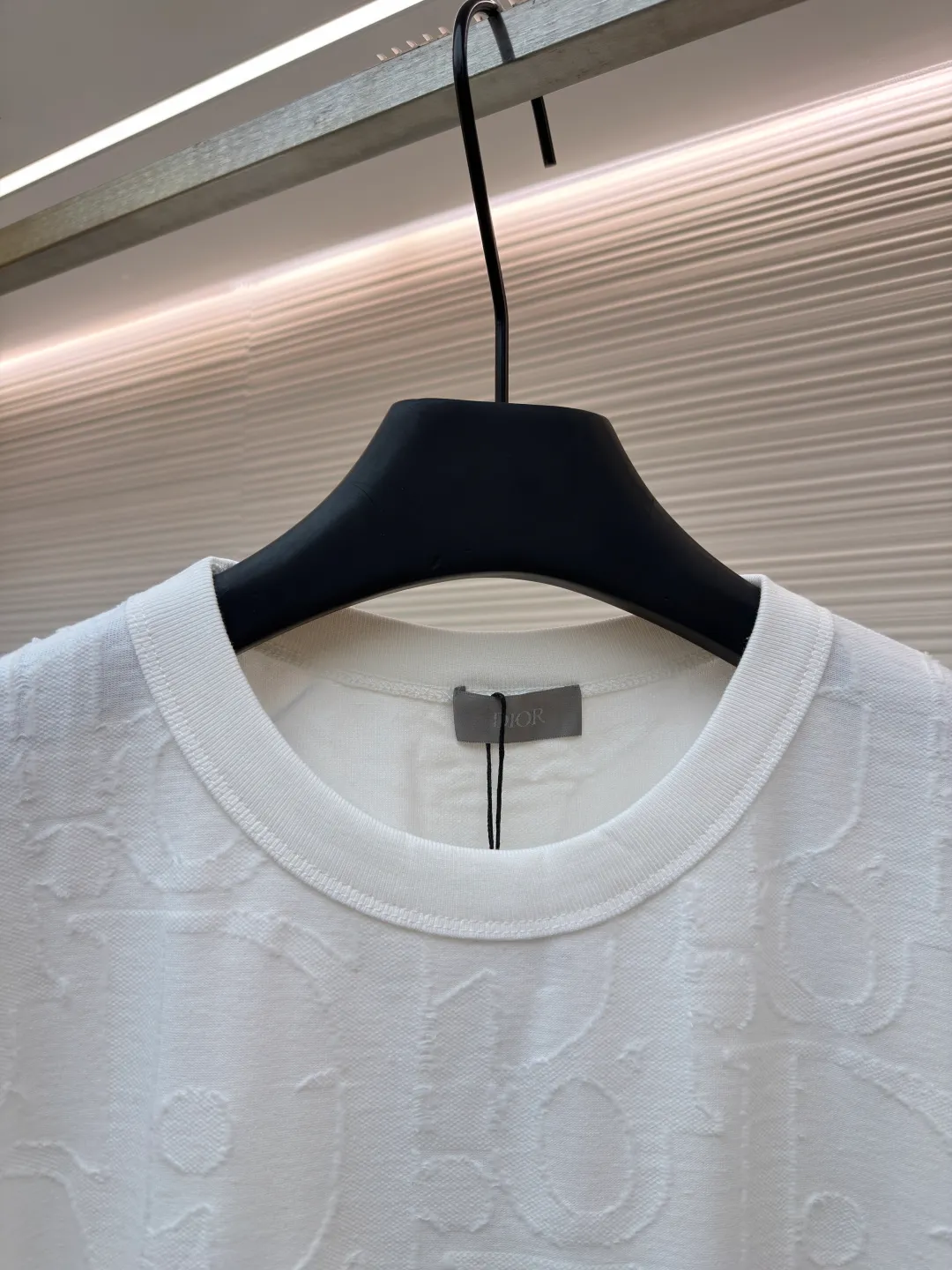 Dior cut-out embossed logo short sleeves ●Original version: Purchased and developed at 9100 ●Item number: 1682502-A05 ●Fabric: single yarn fabric ●Technology: fabric made by laser burning ●Color: white ●Type: fitted version ●Weight: about 280 grams ●Size: S-M-L-XL ●Description: 32-count single yarn fabric, the thread adopts 1*1 flat machine thread. The cloth is burned using laser. After the laser burning, the remaining raw edges need to be cut off manually. The original is scanned to develop a 1:1 pattern, and every size and position is consistent with the original. This T-shirt is new to the 2025 fall men's collection and is decorated with the classic Oblique print. Crafted from dark blue cotton-jersey, it's finished with an all-over cut-jacquard Oblique print. Pair with a variety of jeans for a casual look. Round neck with Oblique print. The overall wiring is straight and delicate, the fabric is comfortable and soft, and the color is consistent without color difference. It can be matched with the same style to create a fashionable look and control various occasions. Customized accessories, complete with three standards, same style for men and women!