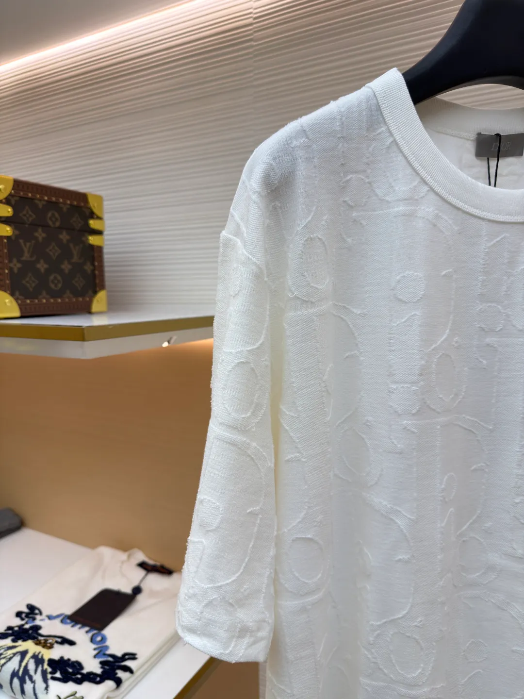 Dior cut-out embossed logo short sleeves ●Original version: Purchased and developed at 9100 ●Item number: 1682502-A05 ●Fabric: single yarn fabric ●Technology: fabric made by laser burning ●Color: white ●Type: fitted version ●Weight: about 280 grams ●Size: S-M-L-XL ●Description: 32-count single yarn fabric, the thread adopts 1*1 flat machine thread. The cloth is burned using laser. After the laser burning, the remaining raw edges need to be cut off manually. The original is scanned to develop a 1:1 pattern, and every size and position is consistent with the original. This T-shirt is new to the 2025 fall men's collection and is decorated with the classic Oblique print. Crafted from dark blue cotton-jersey, it's finished with an all-over cut-jacquard Oblique print. Pair with a variety of jeans for a casual look. Round neck with Oblique print. The overall wiring is straight and delicate, the fabric is comfortable and soft, and the color is consistent without color difference. It can be matched with the same style to create a fashionable look and control various occasions. Customized accessories, complete with three standards, same style for men and women!