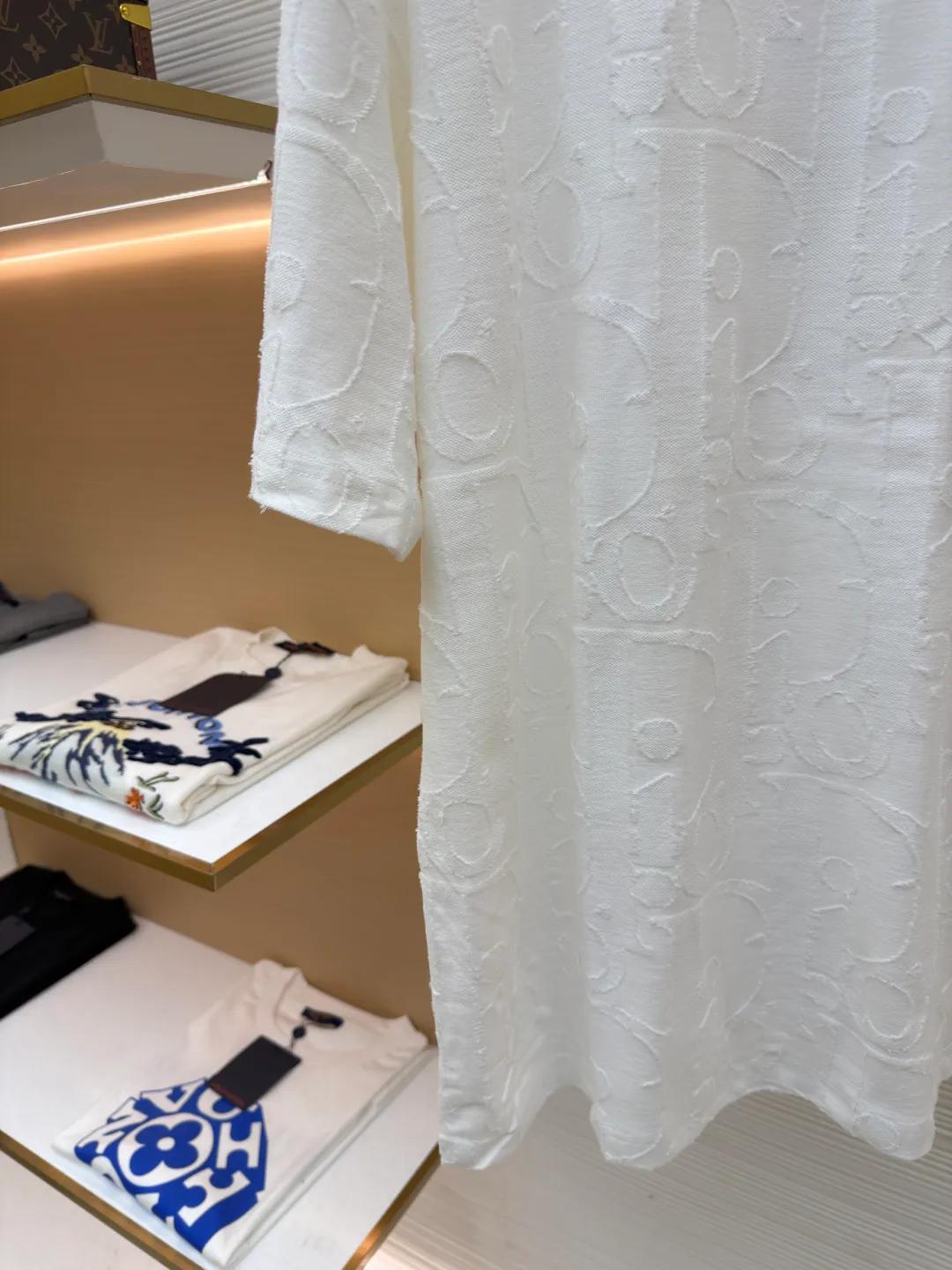 Dior cut-out embossed logo short sleeves ●Original version: Purchased and developed at 9100 ●Item number: 1682502-A05 ●Fabric: single yarn fabric ●Technology: fabric made by laser burning ●Color: white ●Type: fitted version ●Weight: about 280 grams ●Size: S-M-L-XL ●Description: 32-count single yarn fabric, the thread adopts 1*1 flat machine thread. The cloth is burned using laser. After the laser burning, the remaining raw edges need to be cut off manually. The original is scanned to develop a 1:1 pattern, and every size and position is consistent with the original. This T-shirt is new to the 2025 fall men's collection and is decorated with the classic Oblique print. Crafted from dark blue cotton-jersey, it's finished with an all-over cut-jacquard Oblique print. Pair with a variety of jeans for a casual look. Round neck with Oblique print. The overall wiring is straight and delicate, the fabric is comfortable and soft, and the color is consistent without color difference. It can be matched with the same style to create a fashionable look and control various occasions. Customized accessories, complete with three standards, same style for men and women!