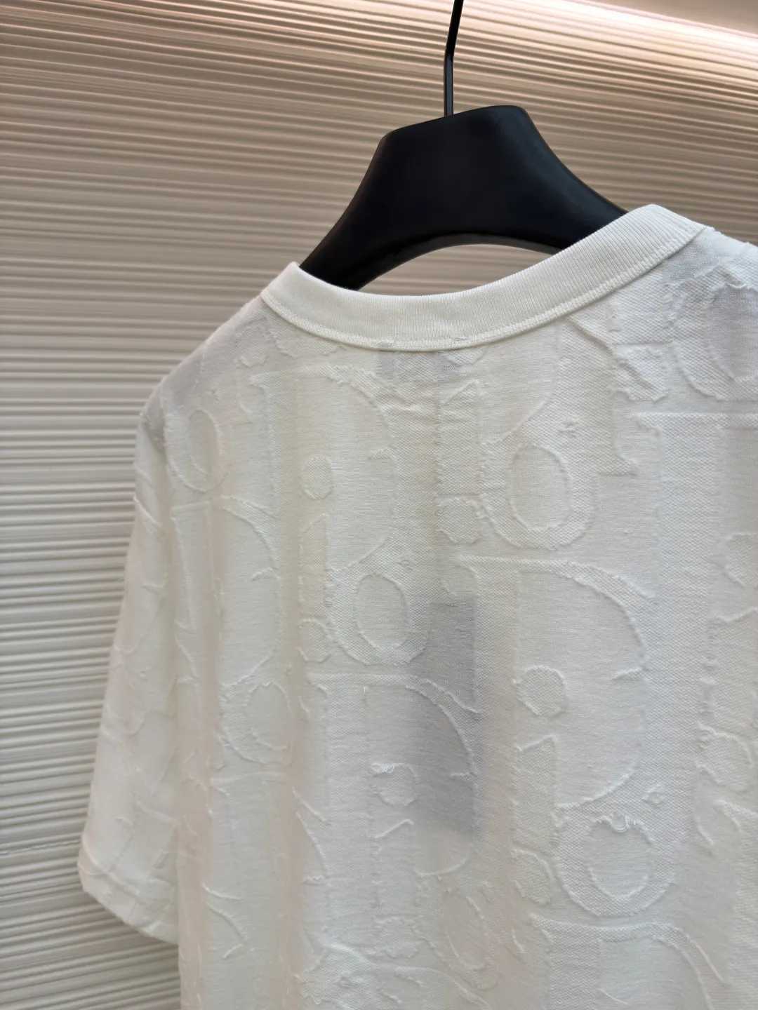 Dior cut-out embossed logo short sleeves ●Original version: Purchased and developed at 9100 ●Item number: 1682502-A05 ●Fabric: single yarn fabric ●Technology: fabric made by laser burning ●Color: white ●Type: fitted version ●Weight: about 280 grams ●Size: S-M-L-XL ●Description: 32-count single yarn fabric, the thread adopts 1*1 flat machine thread. The cloth is burned using laser. After the laser burning, the remaining raw edges need to be cut off manually. The original is scanned to develop a 1:1 pattern, and every size and position is consistent with the original. This T-shirt is new to the 2025 fall men's collection and is decorated with the classic Oblique print. Crafted from dark blue cotton-jersey, it's finished with an all-over cut-jacquard Oblique print. Pair with a variety of jeans for a casual look. Round neck with Oblique print. The overall wiring is straight and delicate, the fabric is comfortable and soft, and the color is consistent without color difference. It can be matched with the same style to create a fashionable look and control various occasions. Customized accessories, complete with three standards, same style for men and women!