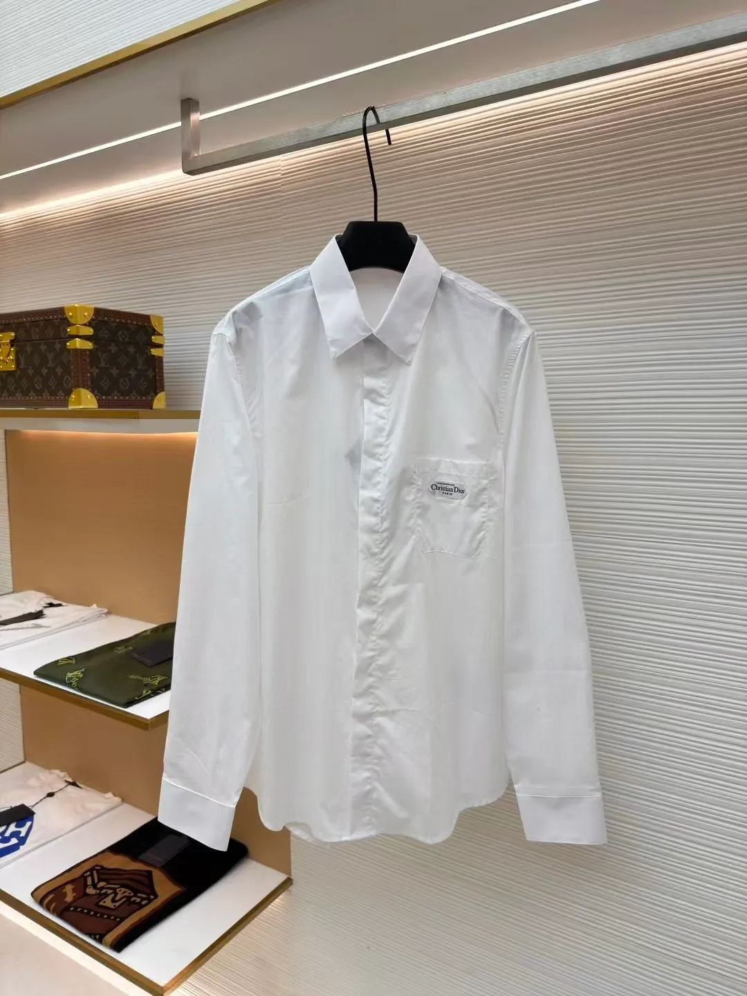 DIOR label cotton poplin lapel patch pocket long-sleeved shirt ●Original version: 8200 purchased and developed ●Item number: 1680914-A60 ●Fabric: cotton poplin satin fabric ●Technology: patch production ●Version: fitted version ●Weight: about 195 grams ●Size: 36-38-40-42 ●Description: The fabric is made of cotton poplin satin fabric, 75D interlining, artificial overlocking, artificial patching, and customized 1:1 accessories. The overall wiring is straight and delicate, the fabric is comfortable and soft, and the color is consistent without color difference. It can be matched with the same style to create a fashionable look and control various occasions. Customized accessories, complete with three standards, same style for men and women!