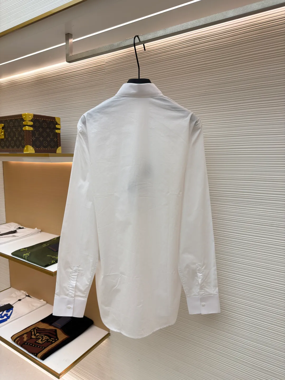 DIOR label cotton poplin lapel patch pocket long-sleeved shirt ●Original version: 8200 purchased and developed ●Item number: 1680914-A60 ●Fabric: cotton poplin satin fabric ●Technology: patch production ●Version: fitted version ●Weight: about 195 grams ●Size: 36-38-40-42 ●Description: The fabric is made of cotton poplin satin fabric, 75D interlining, artificial overlocking, artificial patching, and customized 1:1 accessories. The overall wiring is straight and delicate, the fabric is comfortable and soft, and the color is consistent without color difference. It can be matched with the same style to create a fashionable look and control various occasions. Customized accessories, complete with three standards, same style for men and women!